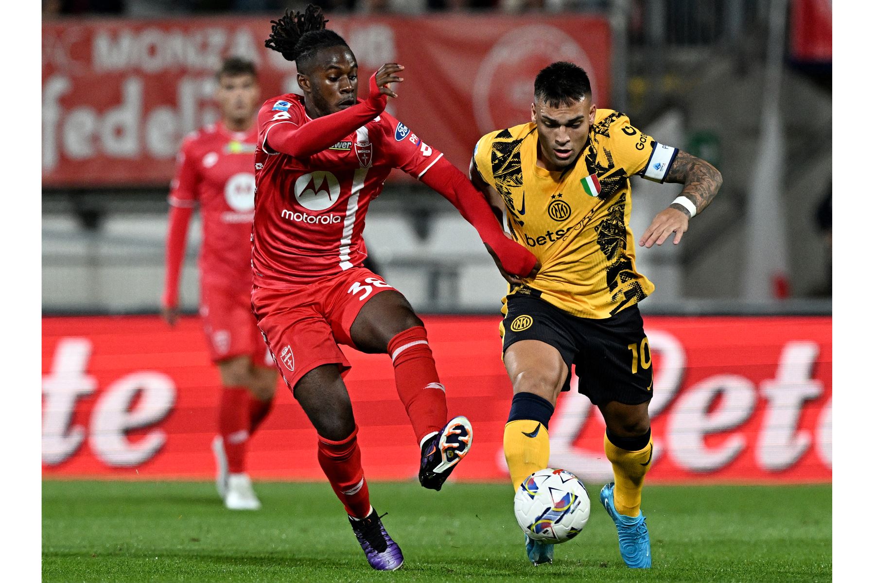 El delantero francés del Inter de Milán, Marcus Thuram compite con el mediocampista griego de Monza, Georgios Kyriakopoulos durante el partido de fútbol de la Serie A italiana entre el AC Monza y el Inter de Milán en el estadio Brianteo de Monza.
Foto: AFP