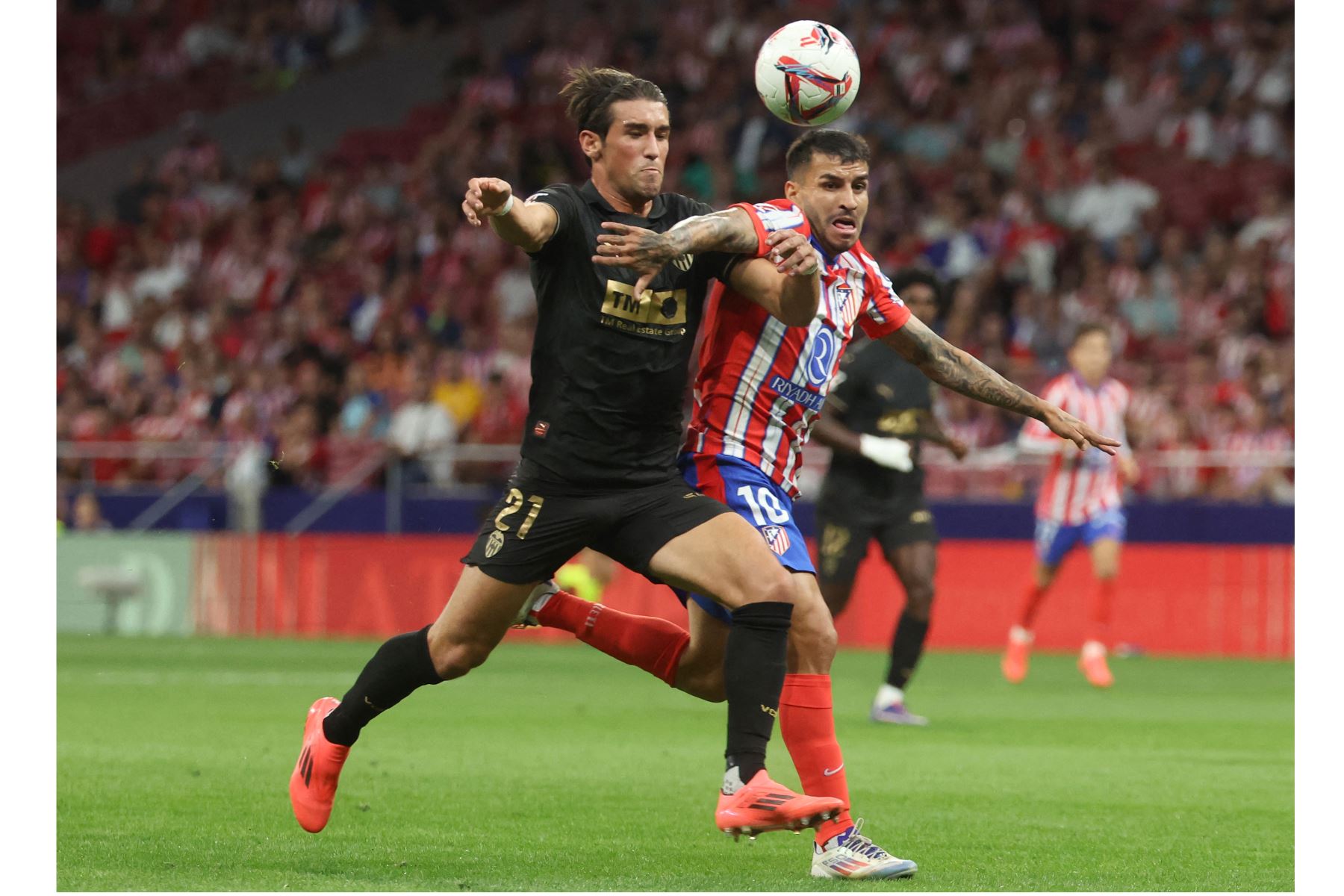 El delantero argentino del Atlético de Madrid, Ángel Correa lucha por el balón con el defensor español del Valencia , Jesús Vázquez durante el partido de fútbol de la liga española entre el Club Atlético de Madrid y el Valencia CF en el estadio Metropolitano de Madrid.
Foto: AFP