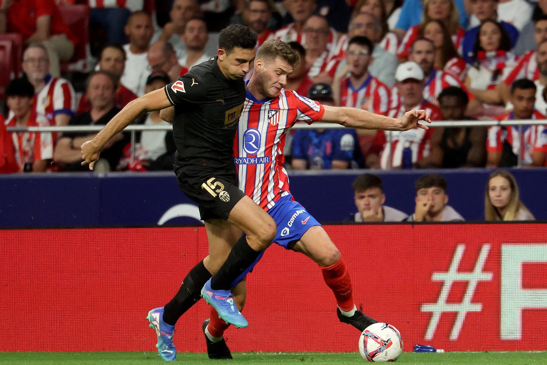 El centrocampista español del Valencia, César Tarrega lucha por el balón con el delantero noruego del Atlético de Madrid, Alexander Sorloth durante el partido de fútbol de la liga española entre el Club Atlético de Madrid y el Valencia CF en el estadio Metropolitano de Madrid.
Foto: AFP