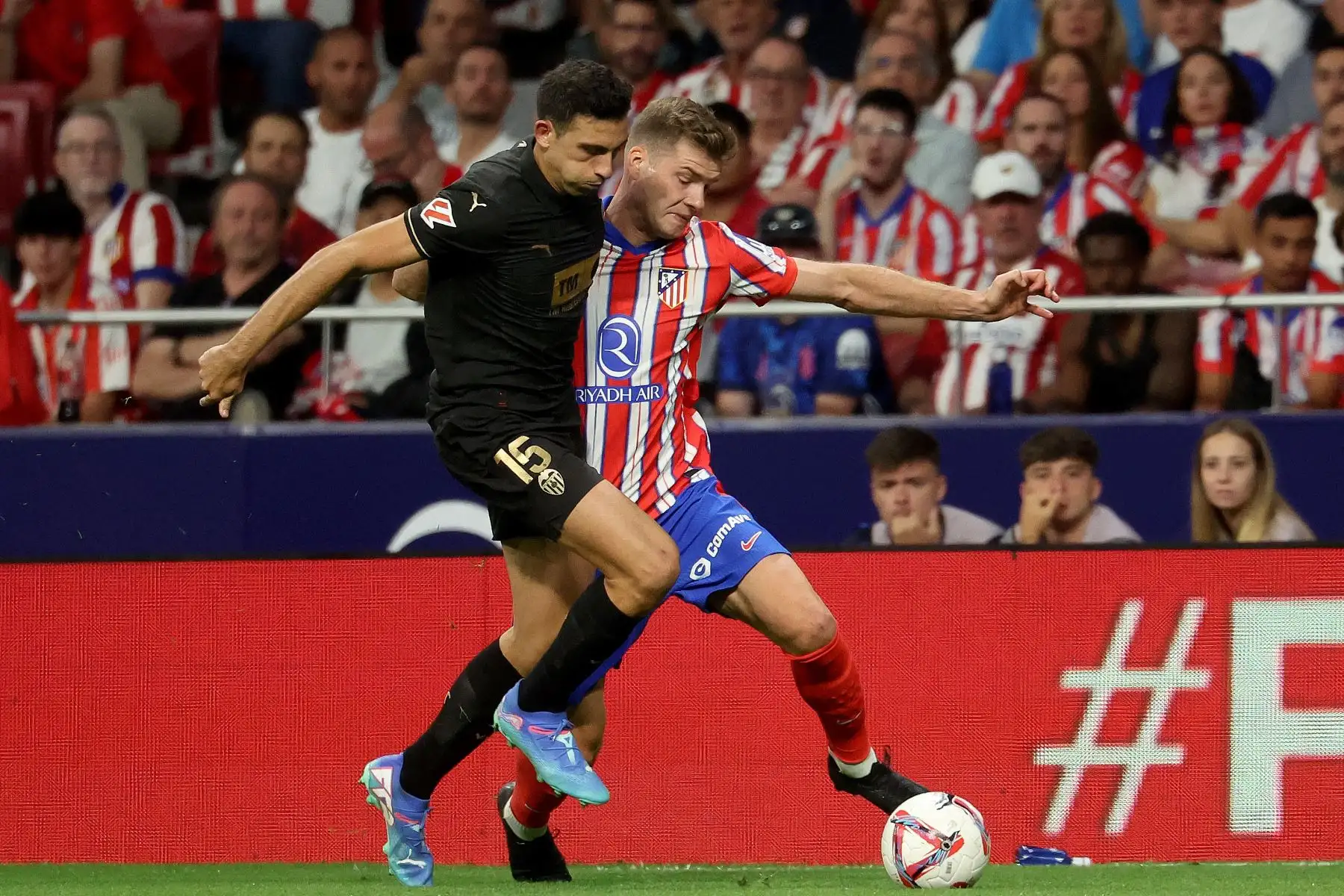 El centrocampista español del Valencia, César Tarrega lucha por el balón con el delantero noruego del Atlético de Madrid, Alexander Sorloth durante el partido de fútbol de la liga española entre el Club Atlético de Madrid y el Valencia CF en el estadio Metropolitano de Madrid.
Foto: AFP