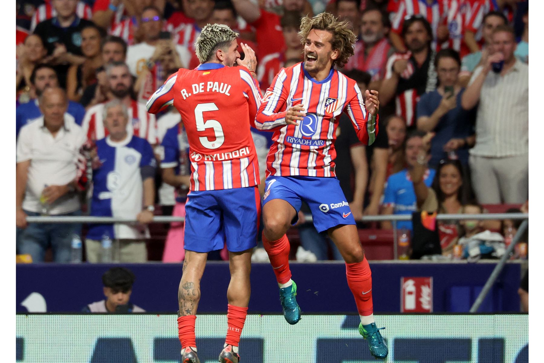 El delantero francés del Atlético de Madrid,  Antoine Griezmann celebra marcar el segundo gol de su equipo con el mediocampista argentino del Atlético de Madrid, Rodrigo De Paul durante el partido de fútbol de la liga española entre el Club Atlético de Madrid y el Valencia CF en el estadio Metropolitano de Madrid.
Foto: AFP