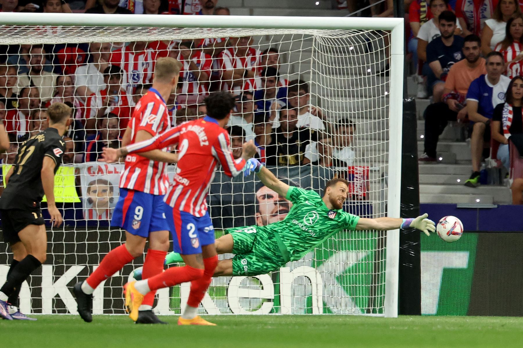 El portero esloveno del Atlético de Madrid, Jan Oblak, salta al balón durante el partido de fútbol de la liga española entre el Club Atlético de Madrid y el Valencia CF en el estadio Metropolitano de Madrid.
Foto: AFP