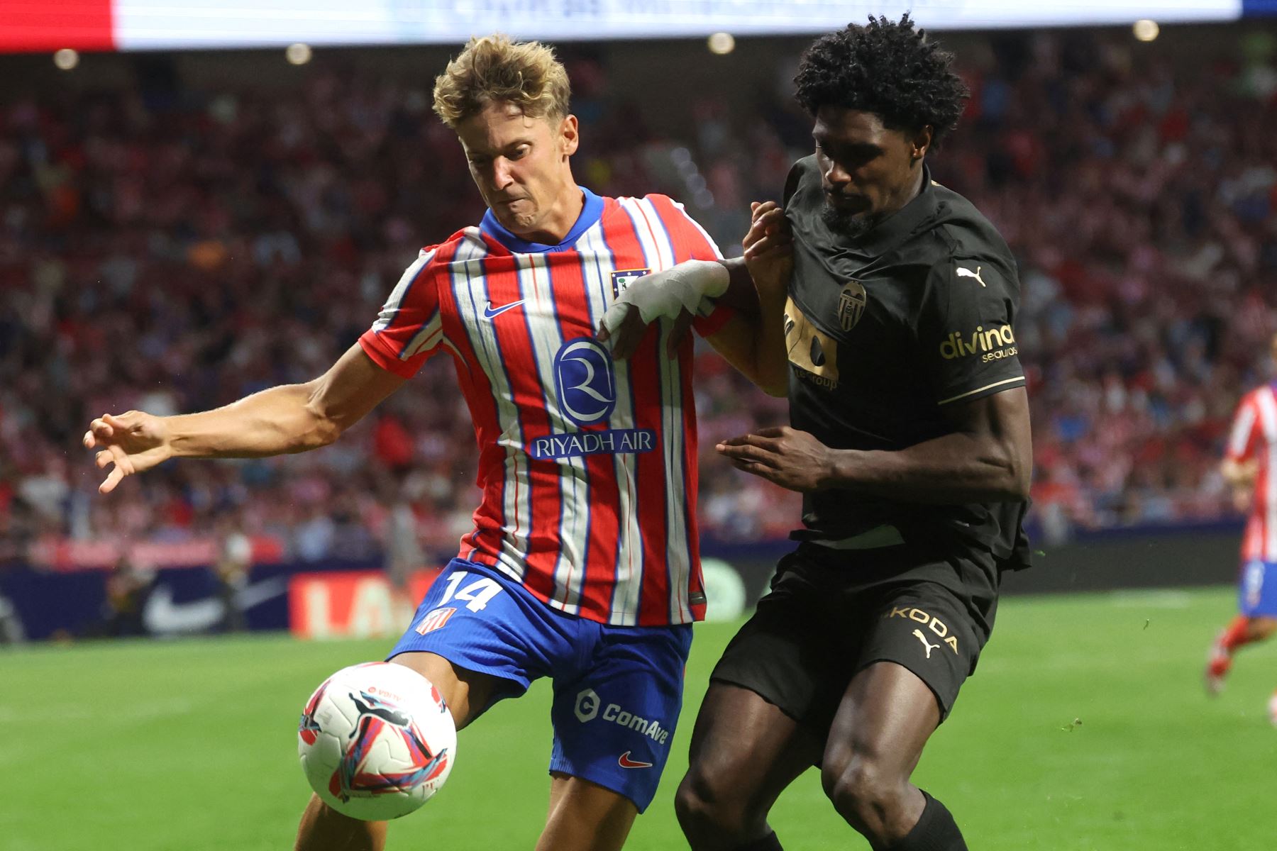 El mediocampista español del Atlético de Madrid ,Marcos Llorente lucha por el balón con el defensor portugués del Valencia ,Thierry Correia durante el partido de fútbol de la liga española entre el Club Atlético de Madrid y el Valencia CF en el estadio Metropolitano de Madrid.
Foto: AFP