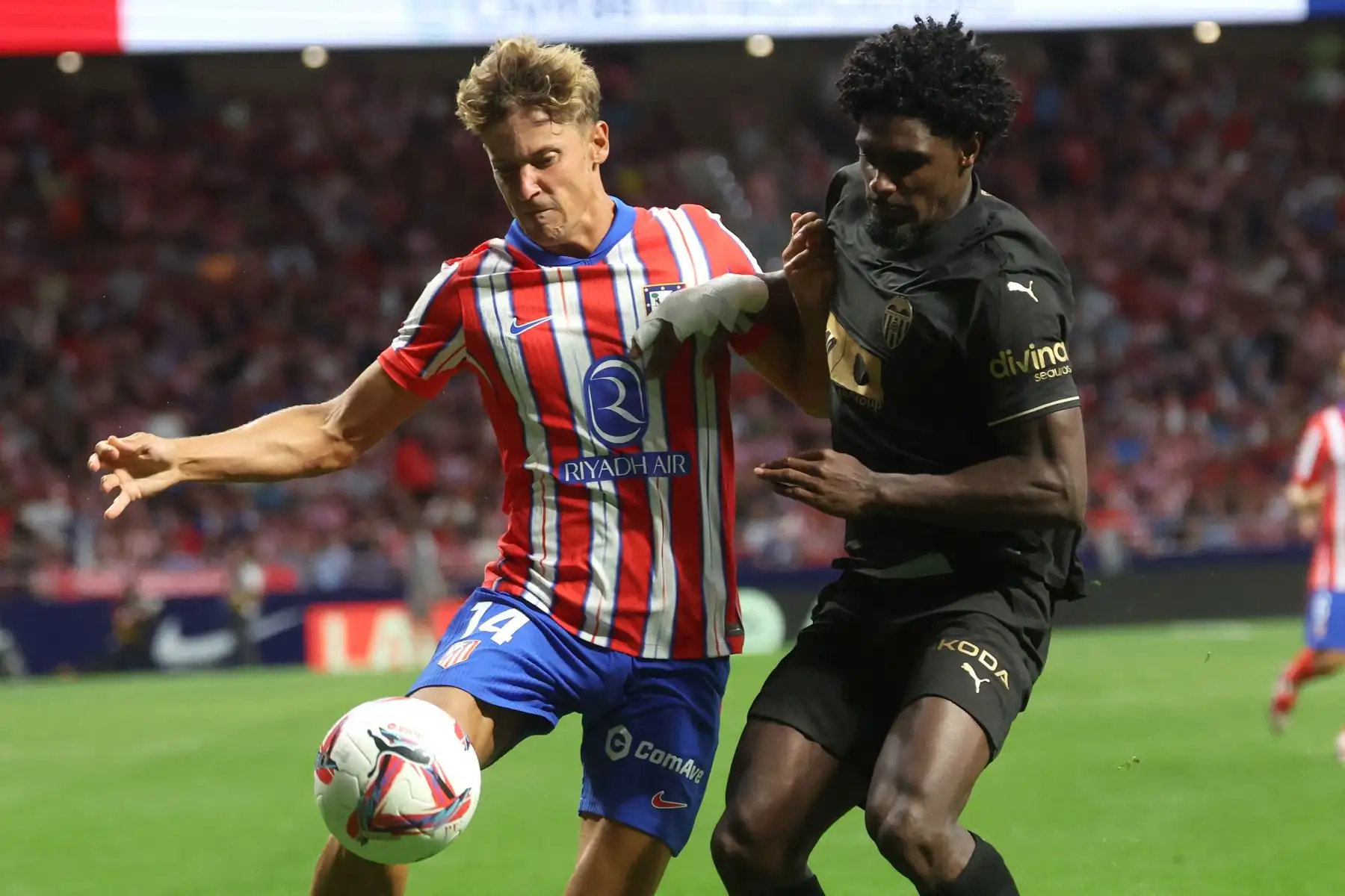 El mediocampista español del Atlético de Madrid ,Marcos Llorente lucha por el balón con el defensor portugués del Valencia ,Thierry Correia durante el partido de fútbol de la liga española entre el Club Atlético de Madrid y el Valencia CF en el estadio Metropolitano de Madrid.
Foto: AFP