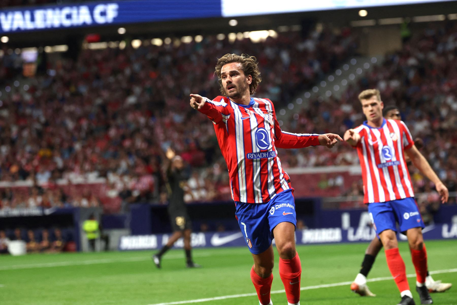 El delantero francés del Atlético de Madrid ,  Antoine Griezmann hace gestos durante el partido de fútbol de la liga española entre el Club Atlético de Madrid y el Valencia CF en el estadio Metropolitano de Madrid.
Foto: AFP