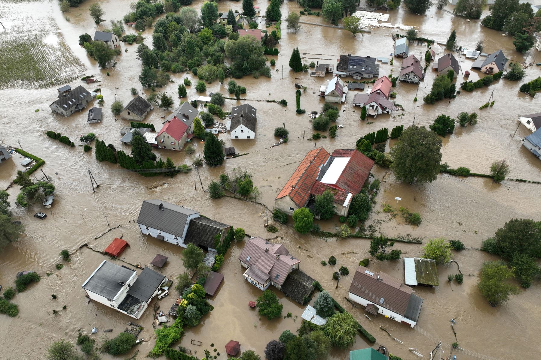 Pueblo inundado de Rudawa, en el sur de Polonia. Una persona se ahogó en Polonia y un bombero austriaco murió en respuesta a las inundaciones, dijeron las autoridades, mientras la tormenta Boris azotaba Europa central y oriental con lluvias torrenciales. 
Foto: AFP