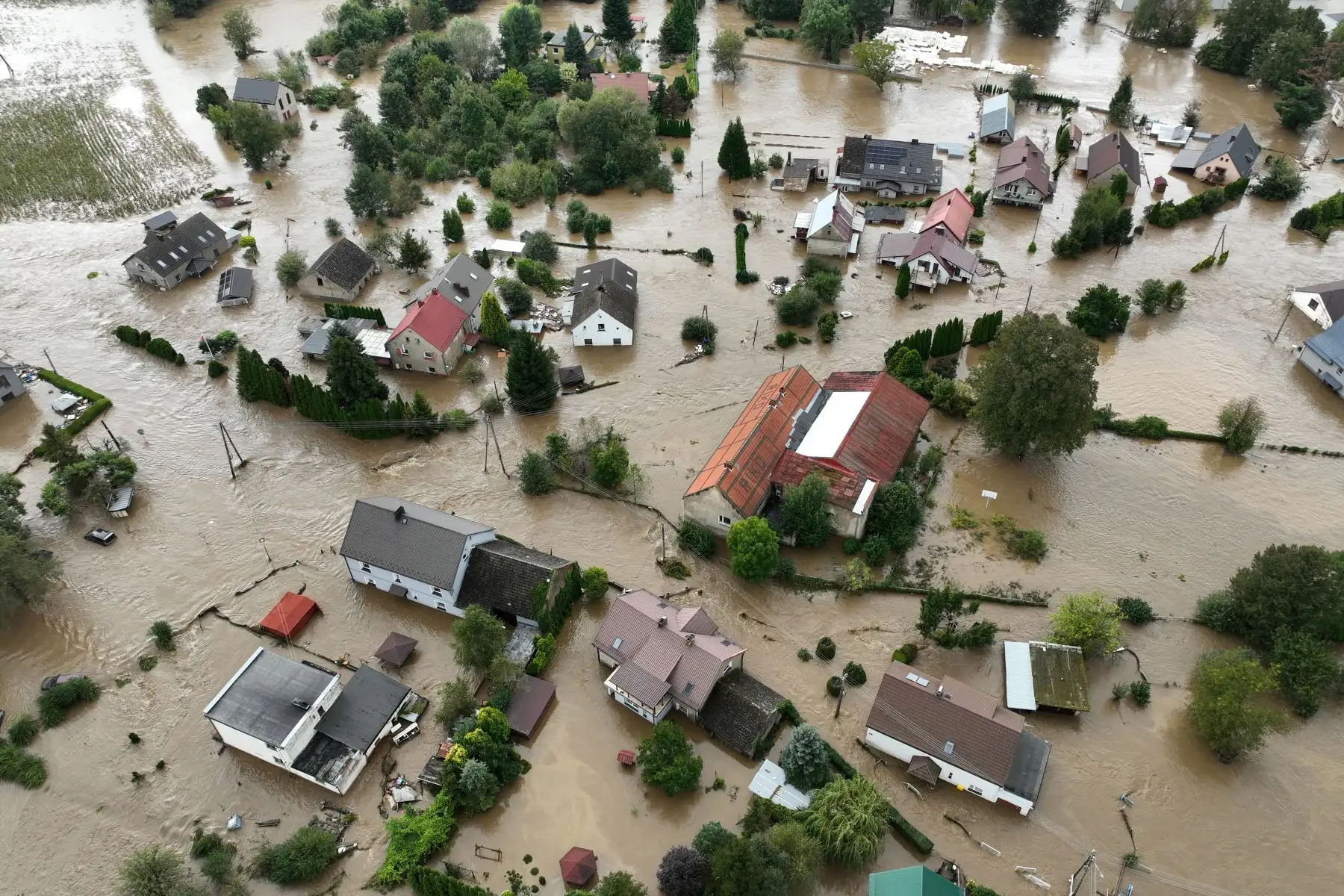 Pueblo inundado de Rudawa, en el sur de Polonia. Una persona se ahogó en Polonia y un bombero austriaco murió en respuesta a las inundaciones, dijeron las autoridades, mientras la tormenta Boris azotaba Europa central y oriental con lluvias torrenciales. 
Foto: AFP