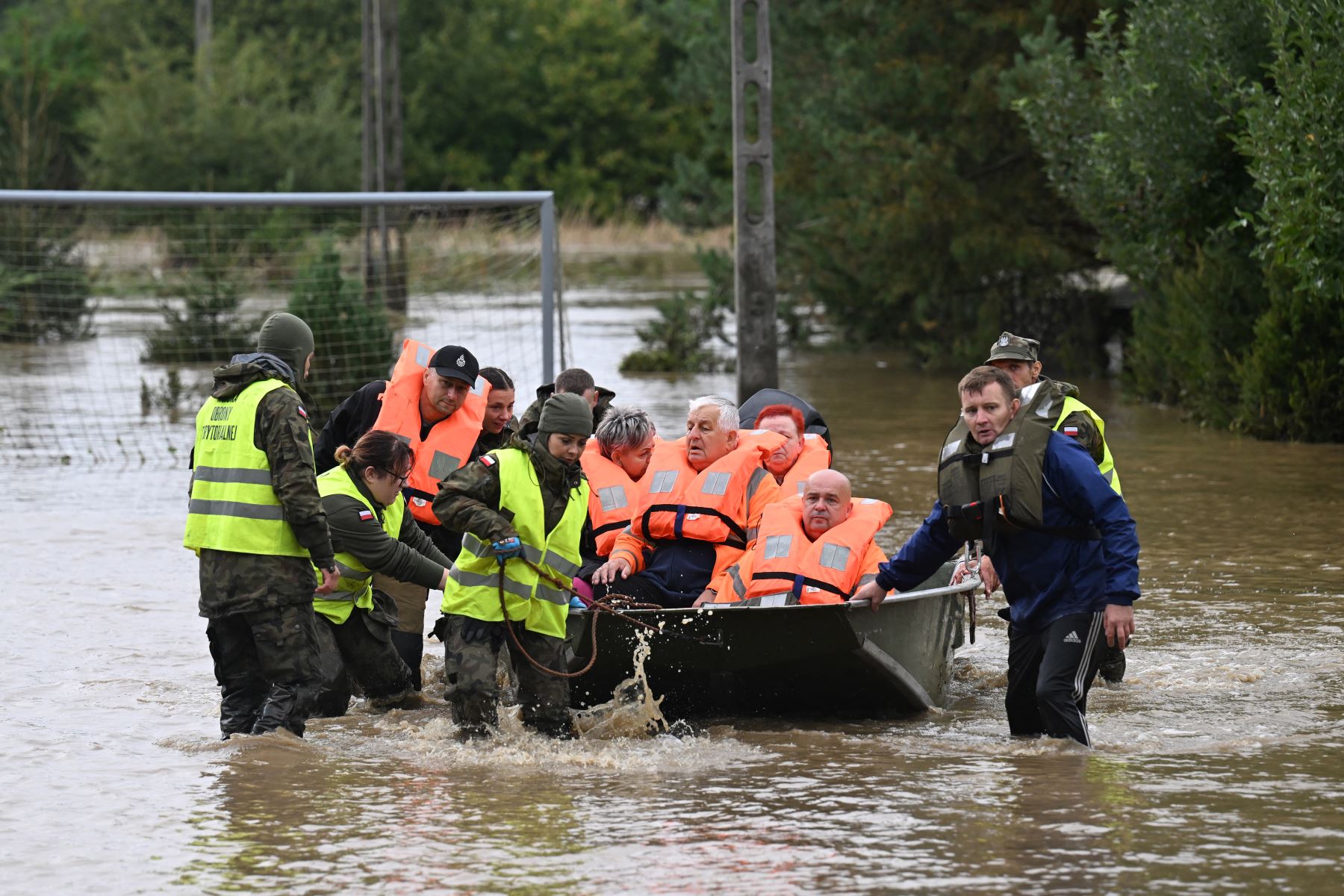 Rescatistas y soldados polacos evacuan a los residentes locales en la aldea de Rudawa, al sur de Polonia.
Foto: AFP