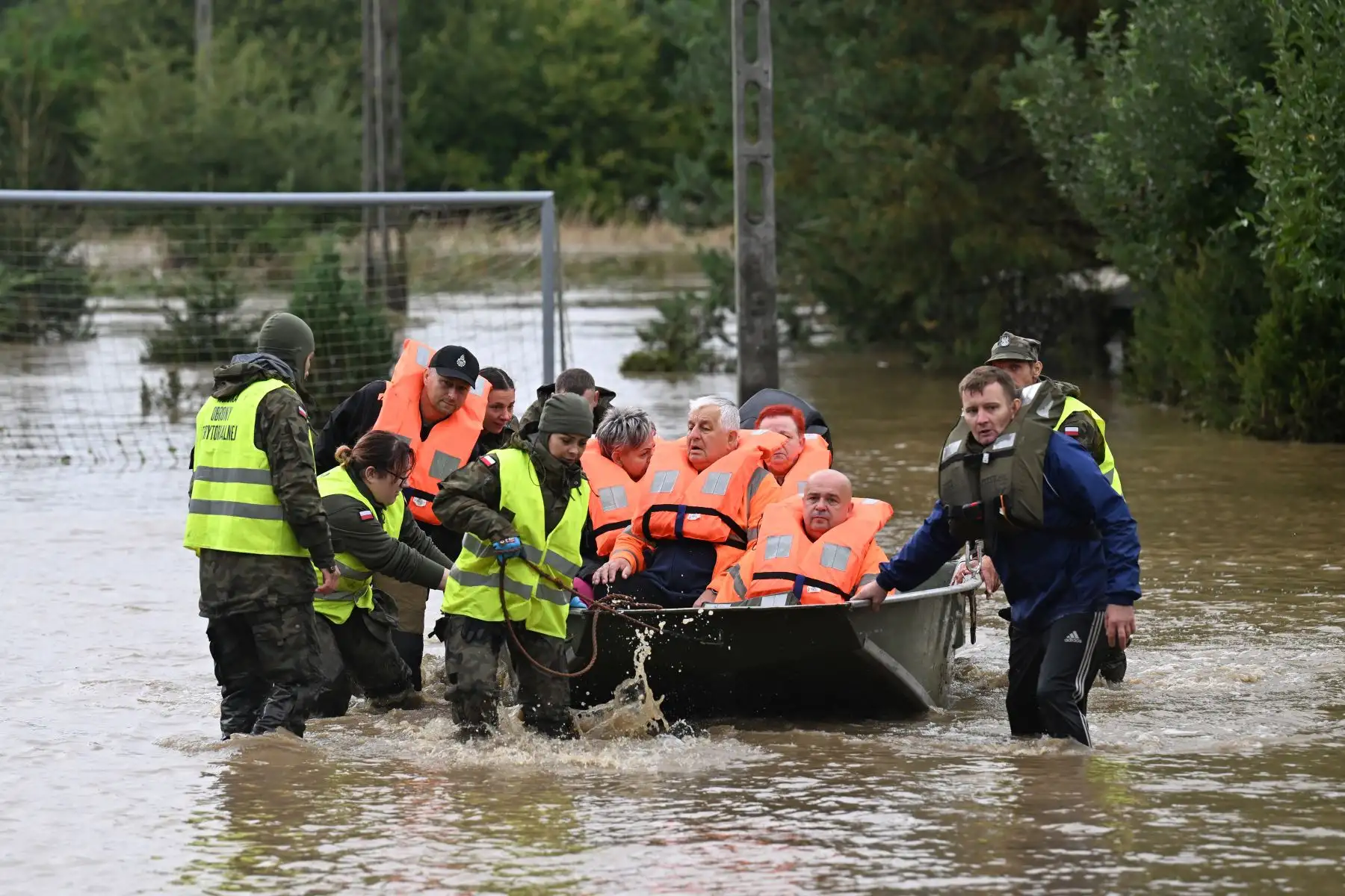 Rescatistas y soldados polacos evacuan a los residentes locales en la aldea de Rudawa, al sur de Polonia.
Foto: AFP