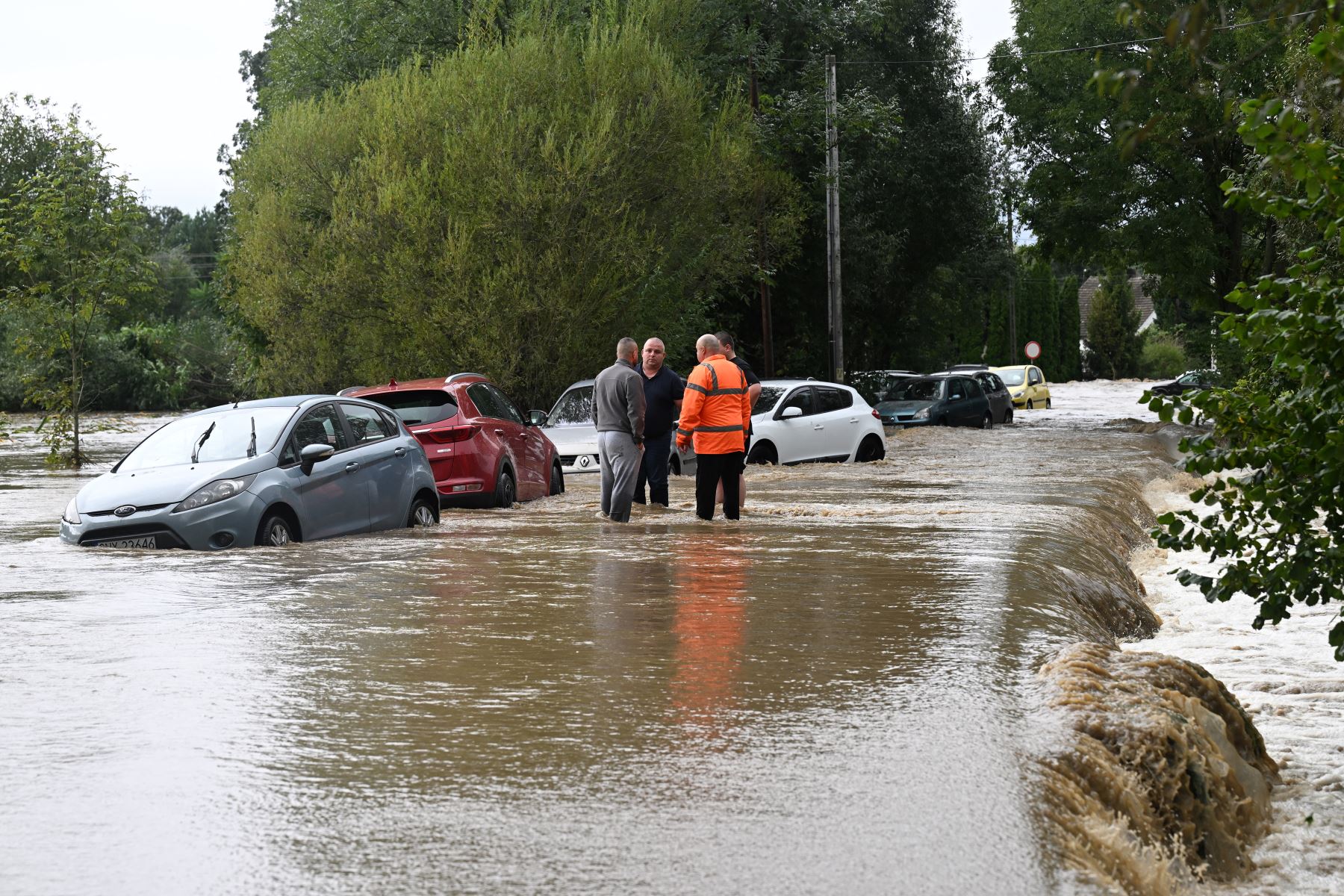 Imágenes de automóviles atrapados en el pueblo inundado de Rudawa, en el sur de Polonia.
Foto: AFP