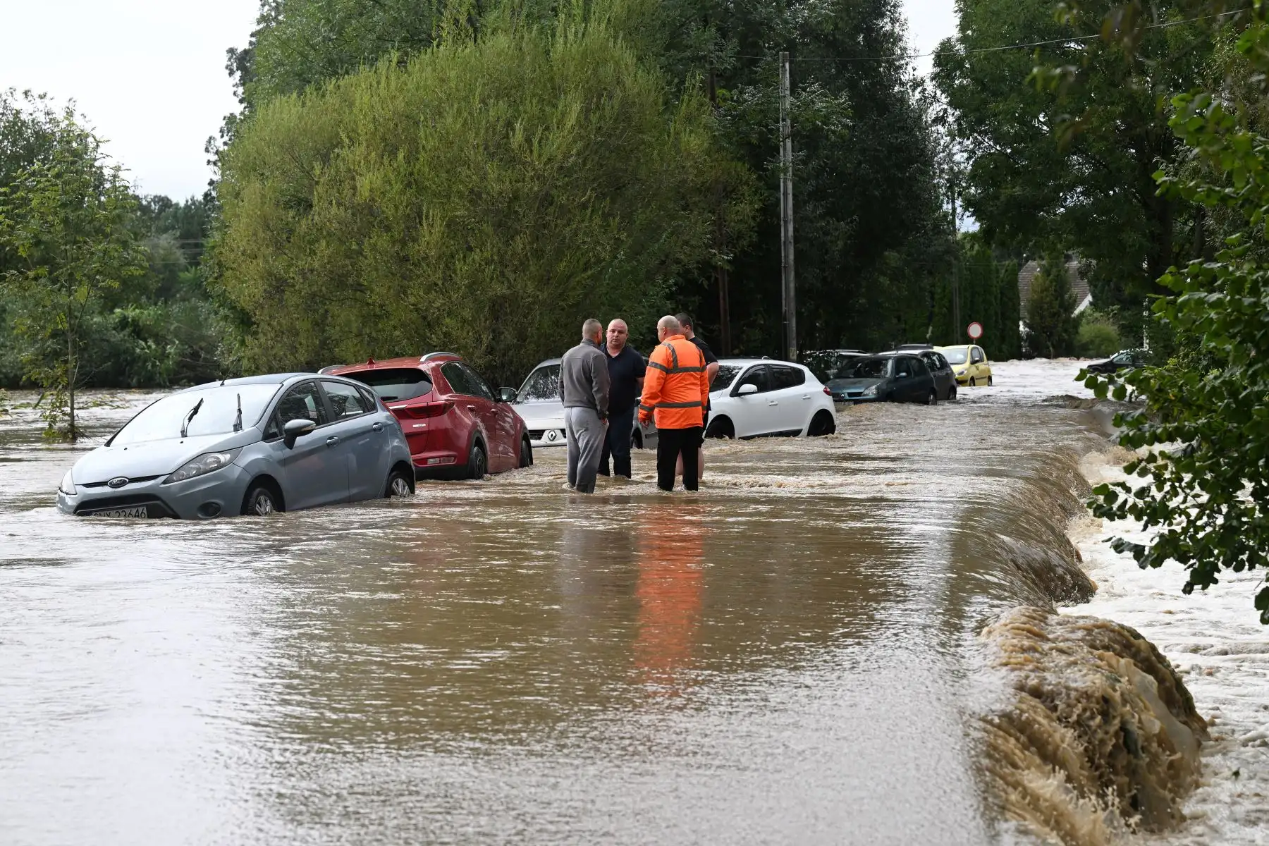 Imágenes de automóviles atrapados en el pueblo inundado de Rudawa, en el sur de Polonia.
Foto: AFP