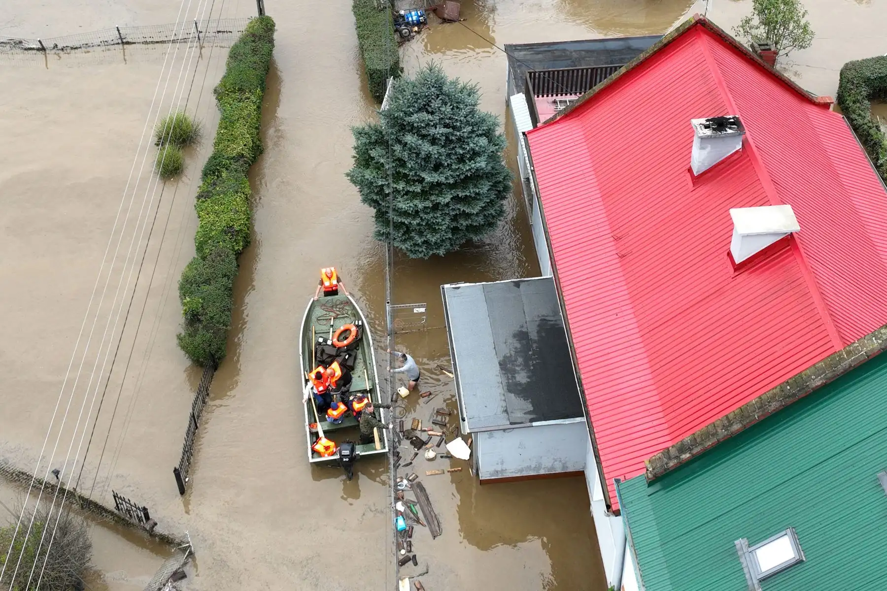 Esta fotografía aérea muestra a los residentes locales siendo evacuados por rescatistas polacos en el pueblo de Rudawa, en el sur de Polonia. 
Foto: AFP