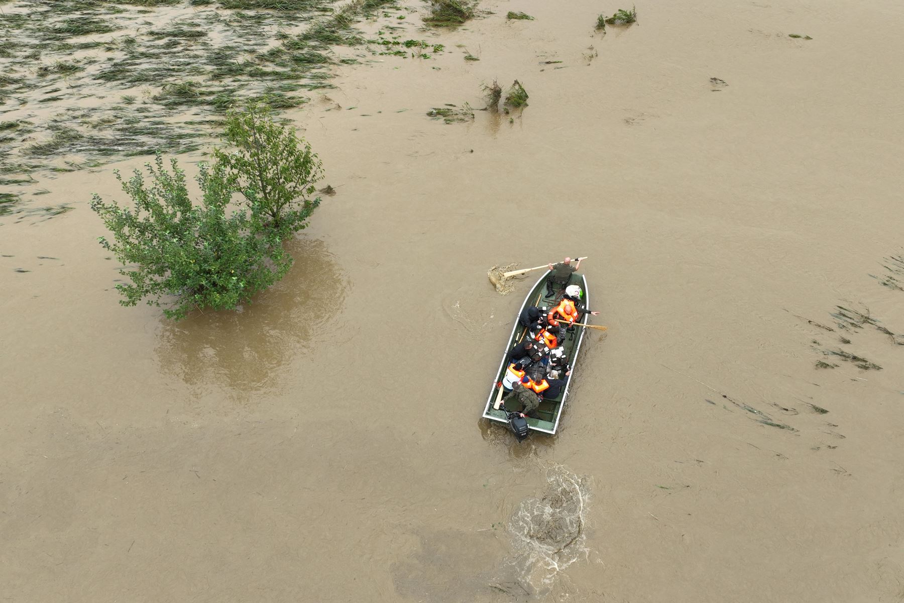 Imágines de los residentes locales siendo evacuados por rescatistas polacos en el pueblo de Rudawa, en el sur de Polonia. 
Foto: AFP