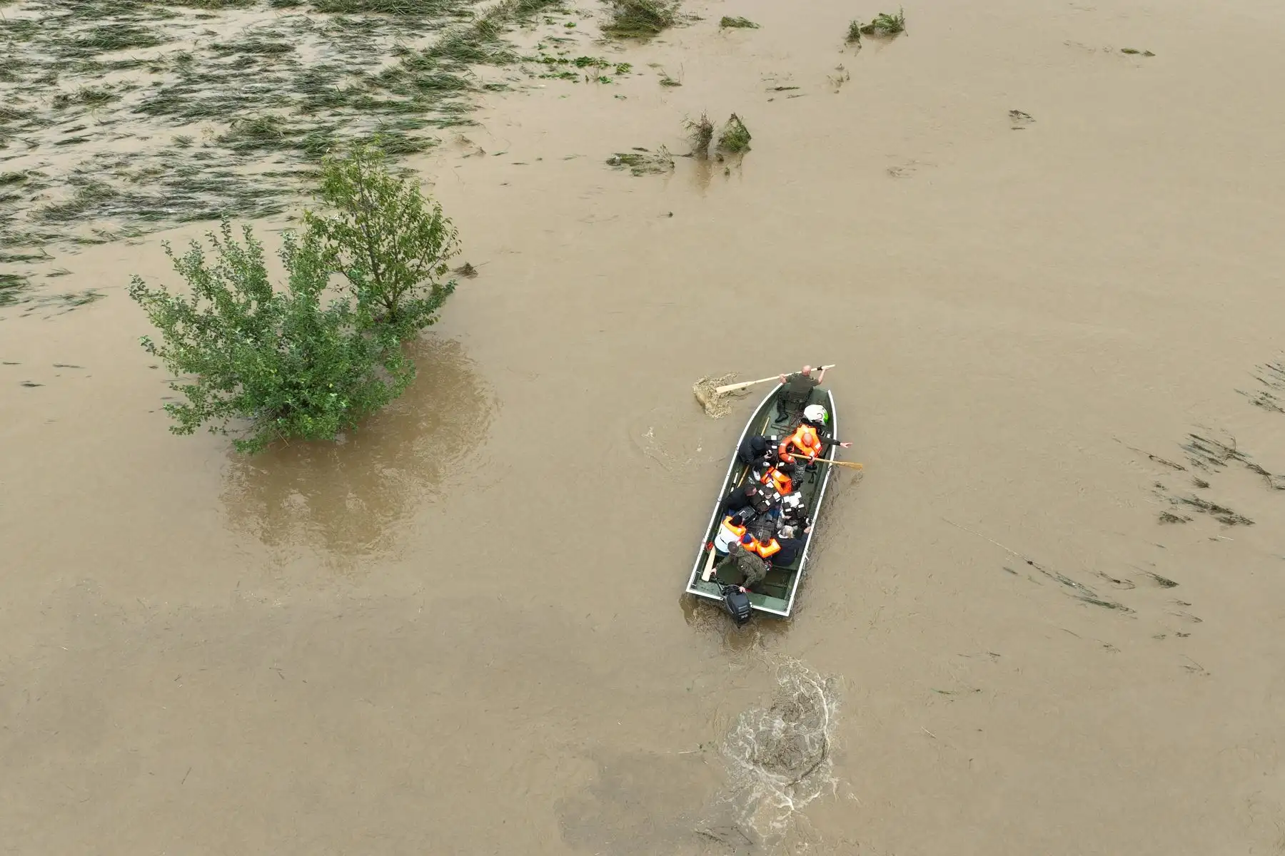 Imágines de los residentes locales siendo evacuados por rescatistas polacos en el pueblo de Rudawa, en el sur de Polonia. 
Foto: AFP