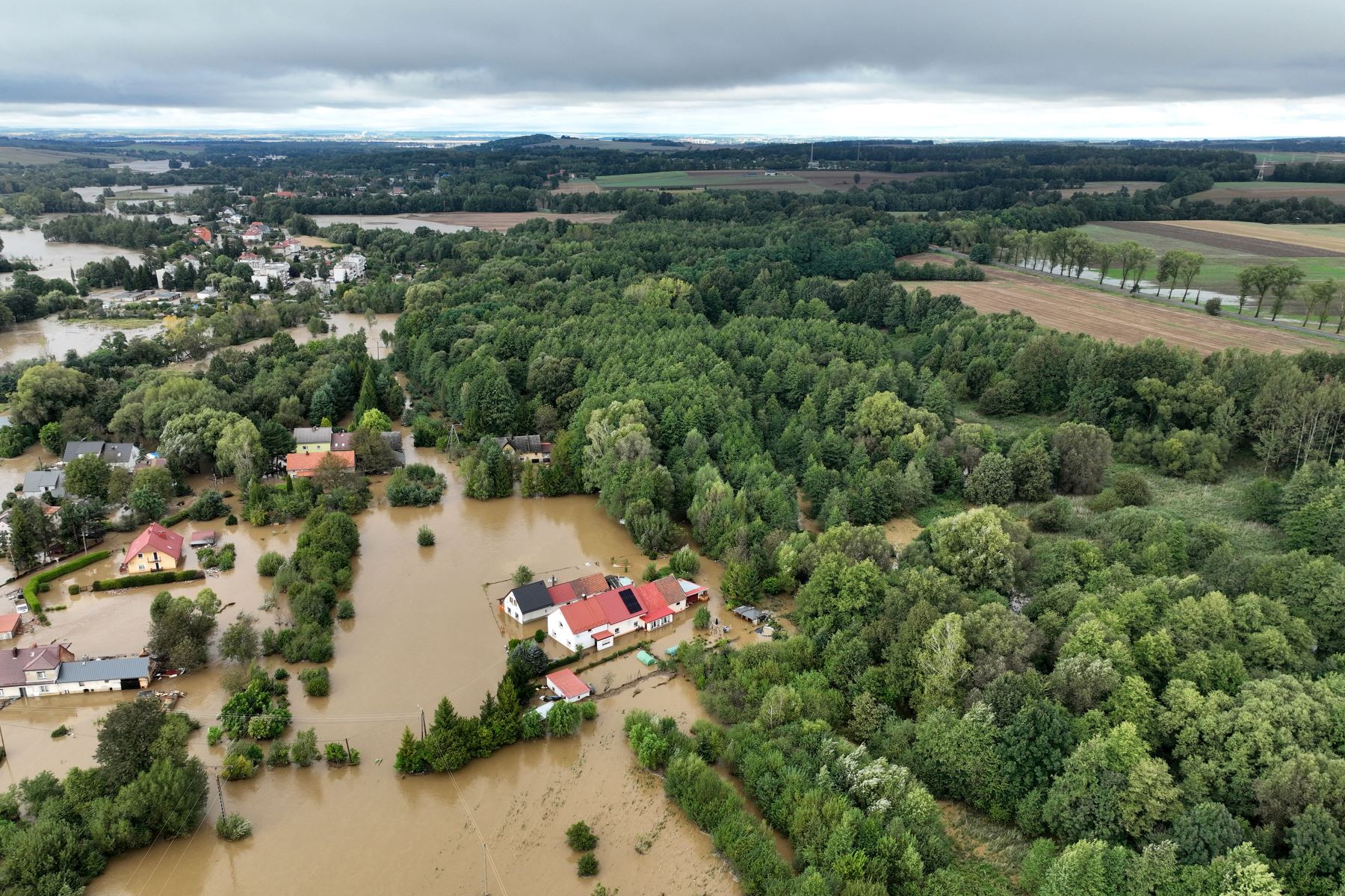 Esta fotografía aérea se muestra el pueblo inundado de Rudawa, en el sur de Polonia. 
Foto: AFP