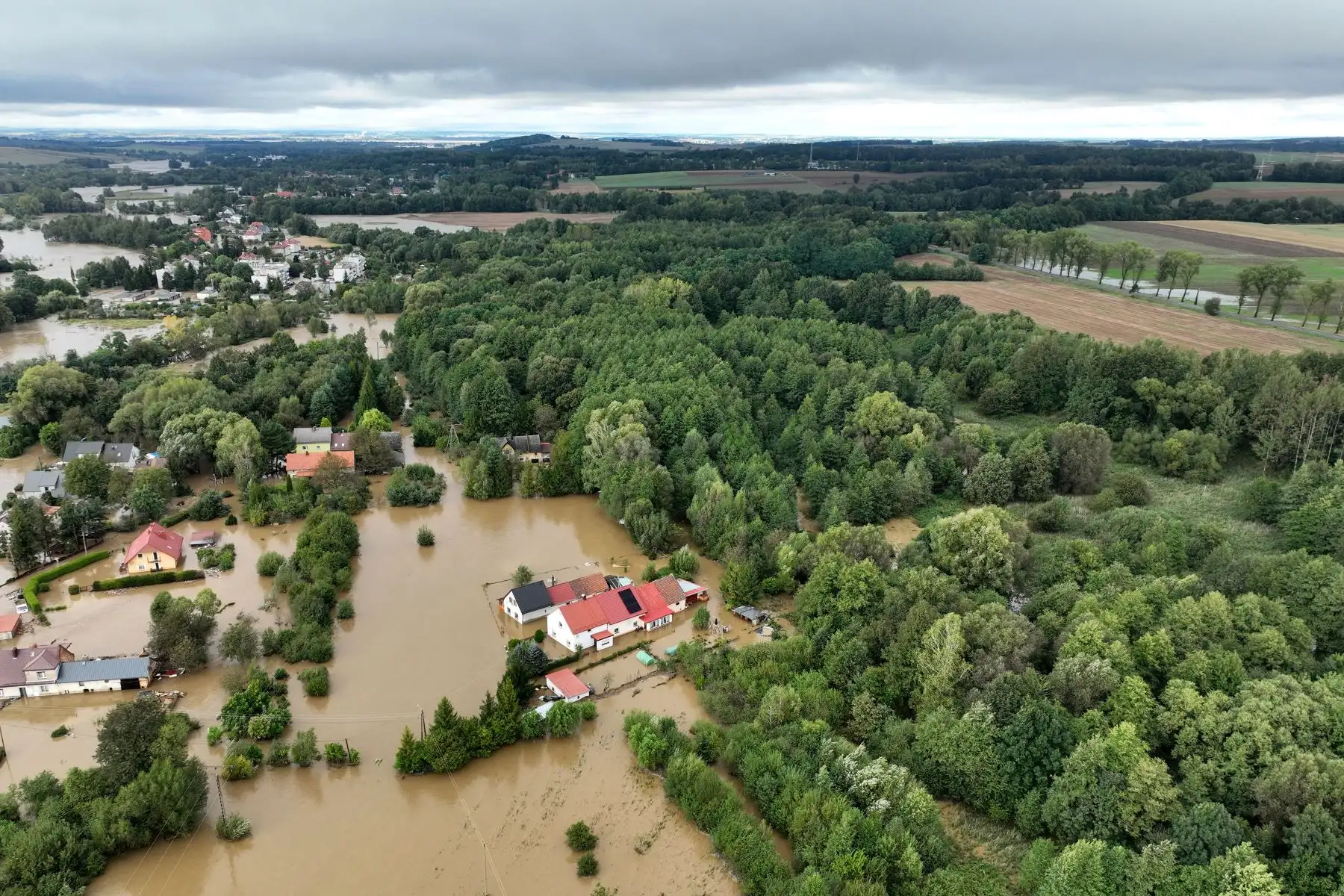 Esta fotografía aérea se muestra el pueblo inundado de Rudawa, en el sur de Polonia. 
Foto: AFP