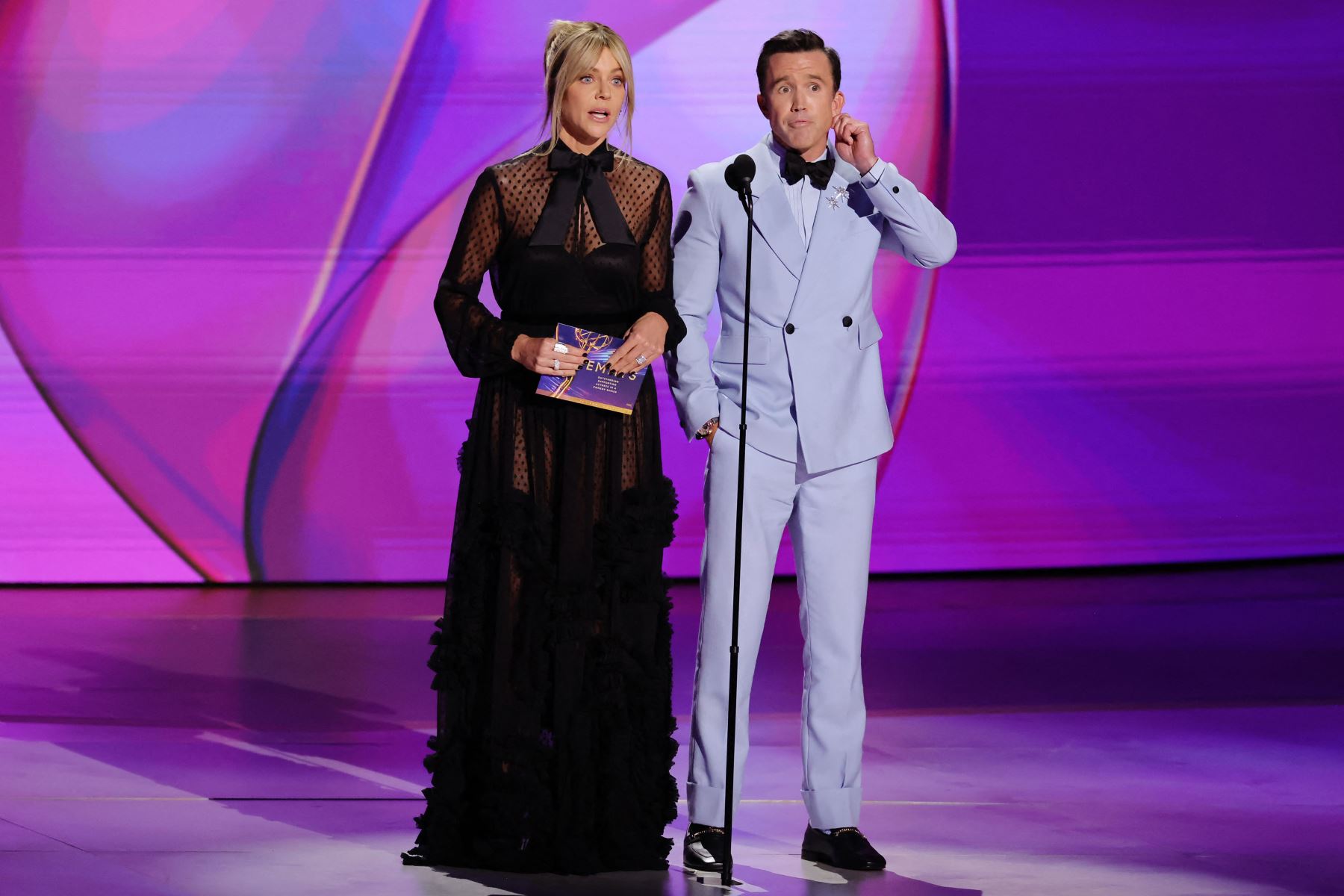 Kaitlin Olson y Rob McElhenney hablan en el escenario durante la 76ª edición de los Premios Primetime Emmy en el Peacock Theatre, en Los Ángeles, California. 
Foto: AFP