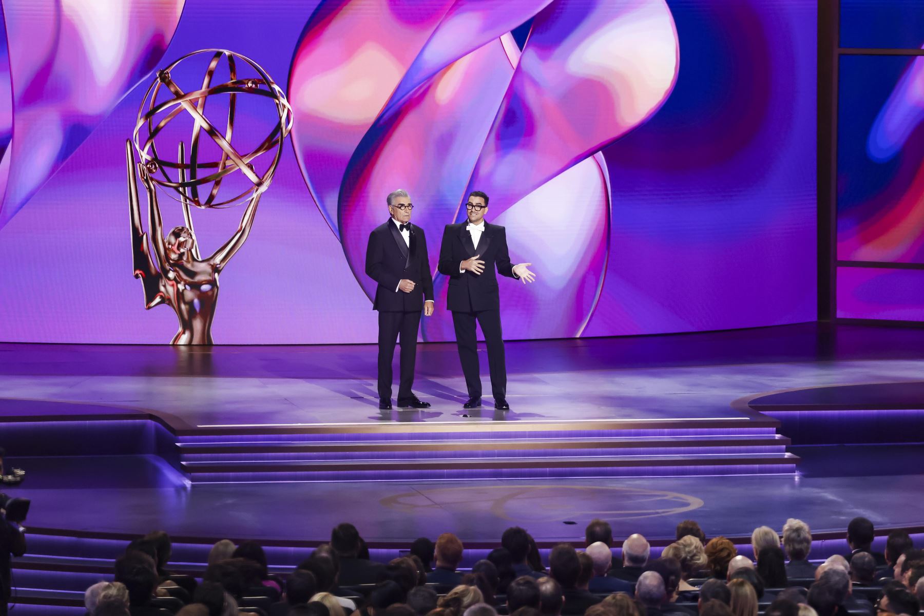 Eugene y Dan Levy son los anfitriones de la 76.ª ceremonia anual de premios Emmy celebrada en el Peacock Theatre de Los Ángeles, California, EE.UU.
Foto: AFP