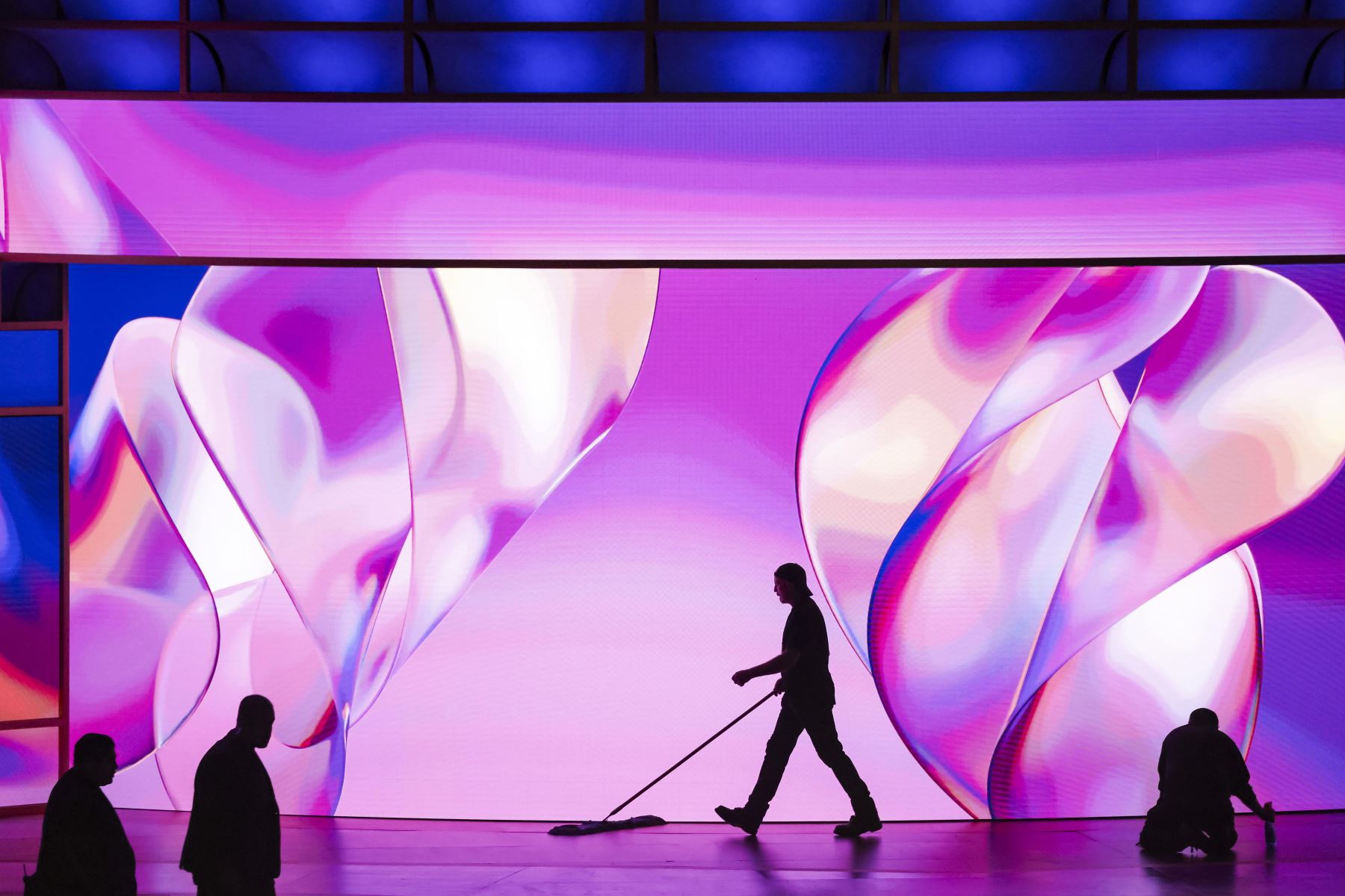 Los trabajadores se preparan para el inicio de la 76.ª ceremonia anual de los Premios Emmy celebrada en el Peacock Theatre de Los Ángeles, California, EE.UU.
Foto: AFP