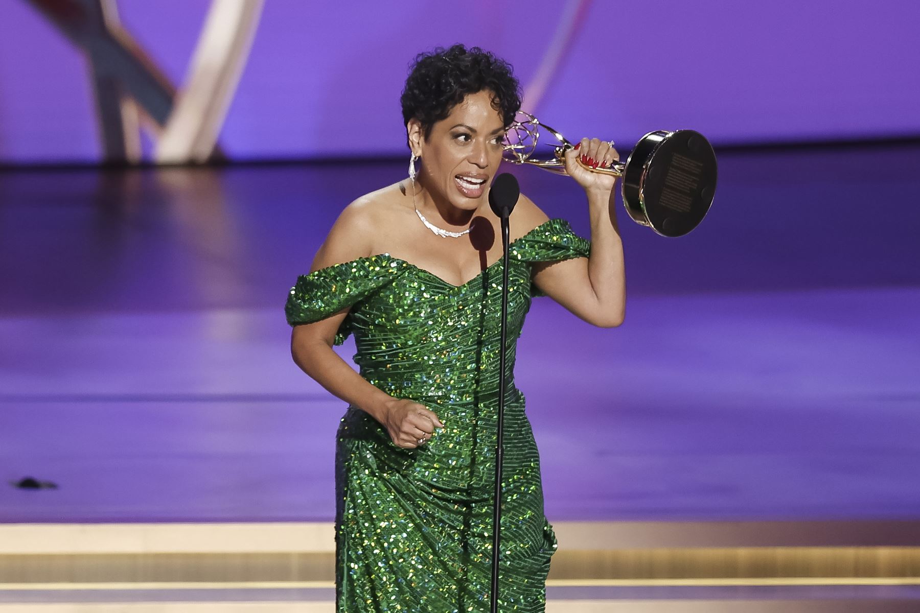 Liza Colon-Zayas acepta el premio Emmy a la 