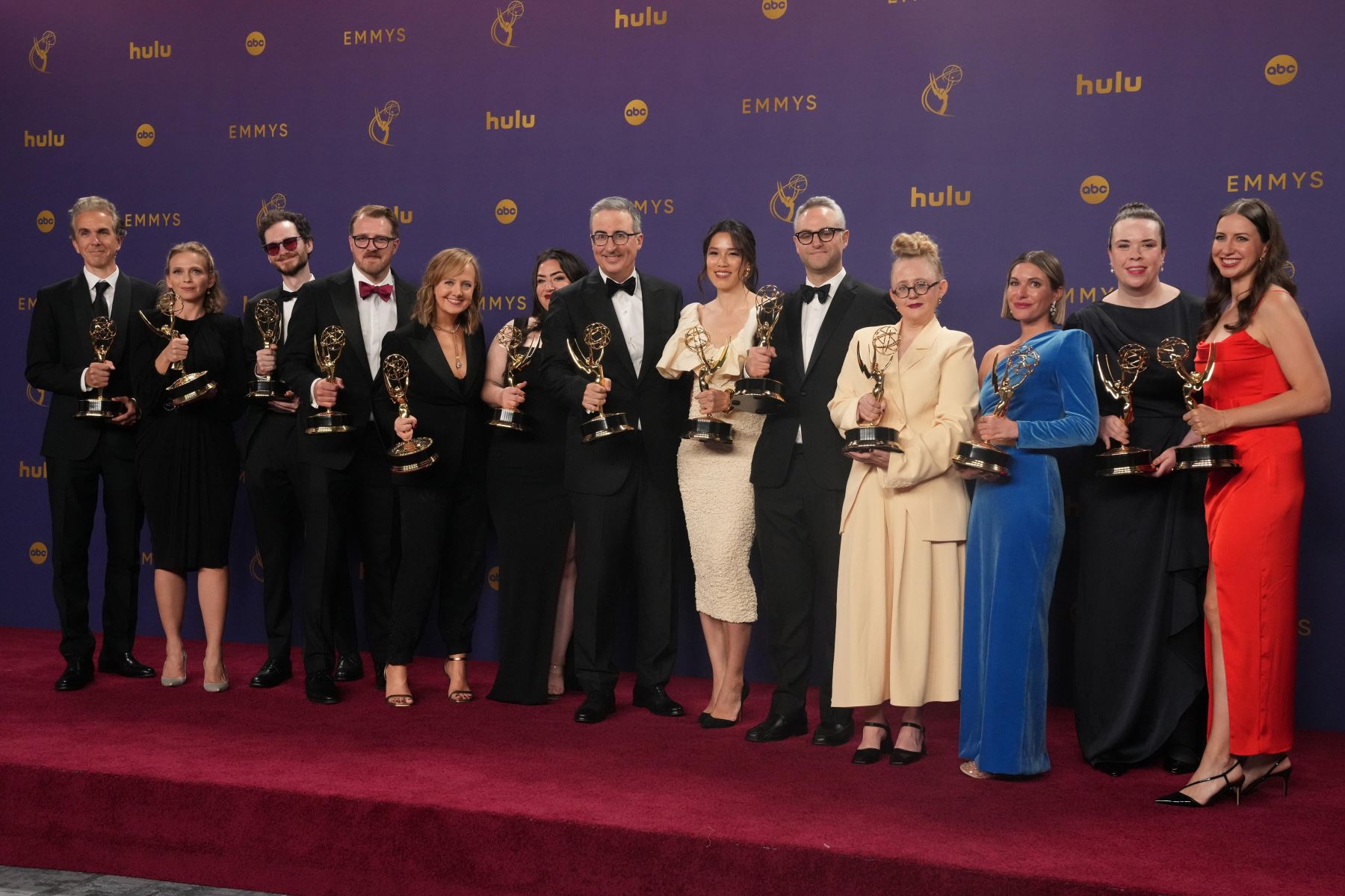 El elenco y el equipo de Last Week Tonight, junto con John Oliver,  ganador del premio a la Mejor Serie de Variedades con Guión, posan en la sala de prensa durante la 76ª ceremonia anual de los Premios Emmy celebrada en el Peacock Theatre de Los Ángeles.
Foto: AFP