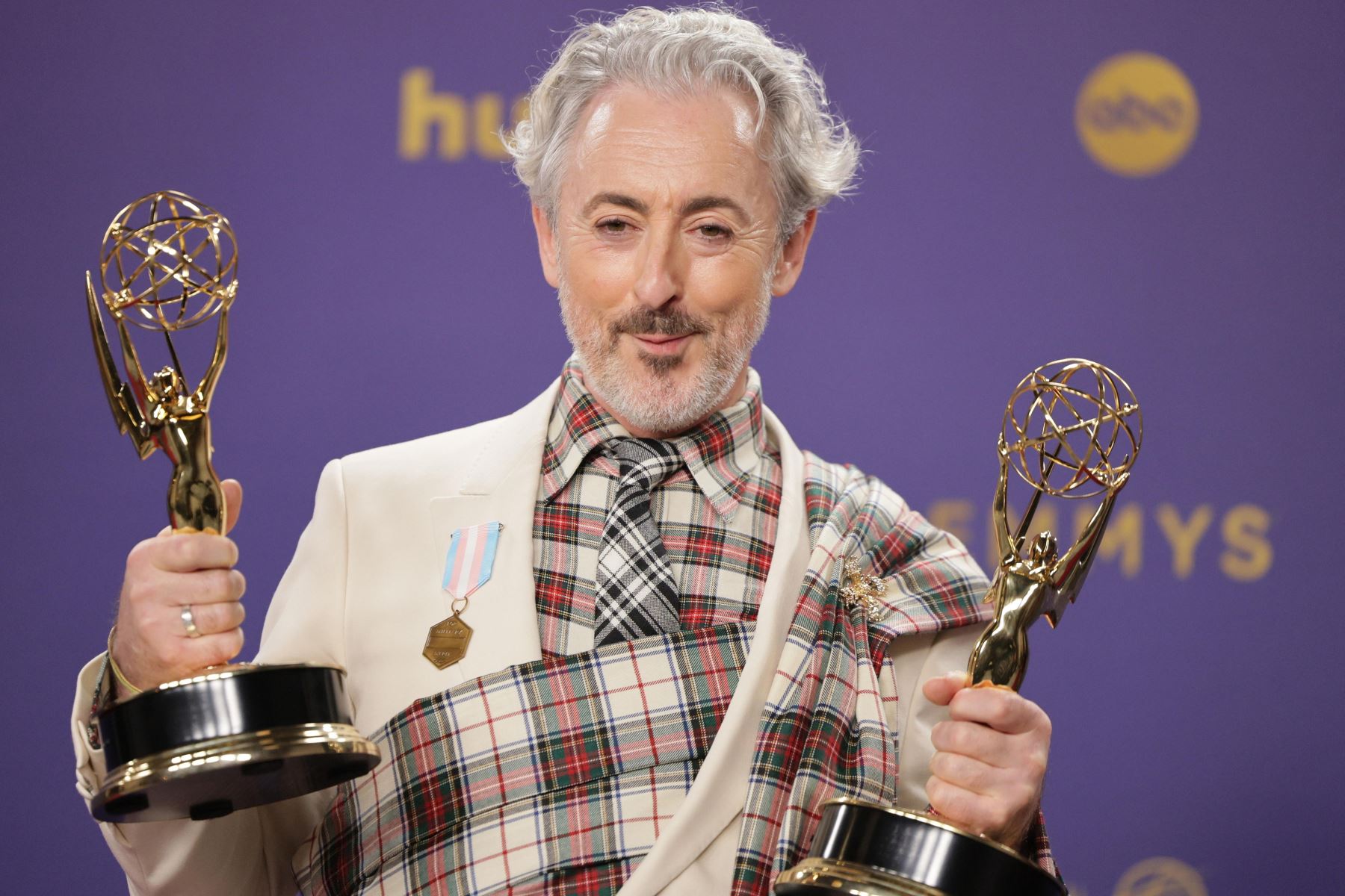 Alan Cumming, ganador del premio al Concurso de Realidad Sobresaliente, posa en la sala de prensa durante la 76.ª ceremonia anual de premios Emmy celebrada en el Peacock Theatre de Los Ángeles, California, EE.UU.
Foto: AFP