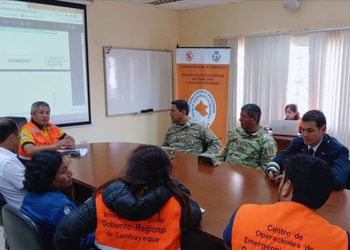 Autoridades de Lambayeque y de las Fuerzas Armadas coordinan acciones para combatir el incendio forestal que afecta a diversos sectores del distrito de Incahuasi, en la sierra de Lambayeque. ANDINA/Difusión