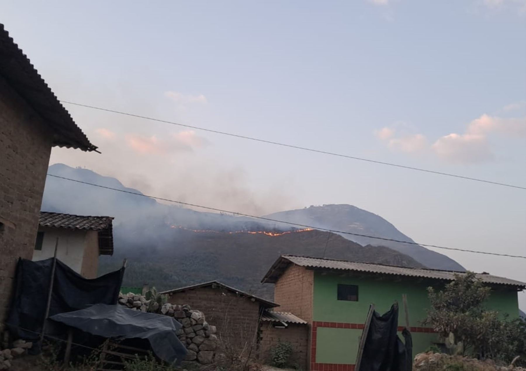 Incendios forestales arrasan con tres viviendas y dejan cuatro familias damnificadas en la provincia de Sánchez Carrión, en la sierra de La Libertad.