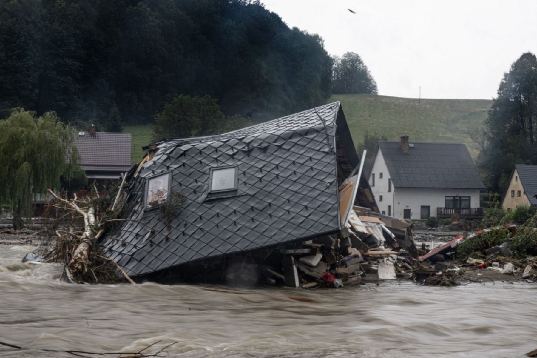 Casas dañadas por las inundaciones del crecido arroyo Bela, en la República Checa. El número de muertos ha aumentado a 11 en la poderosa tormenta que desató inundaciones en Europa oriental y central, dijeron las autoridades. Foto: AFP