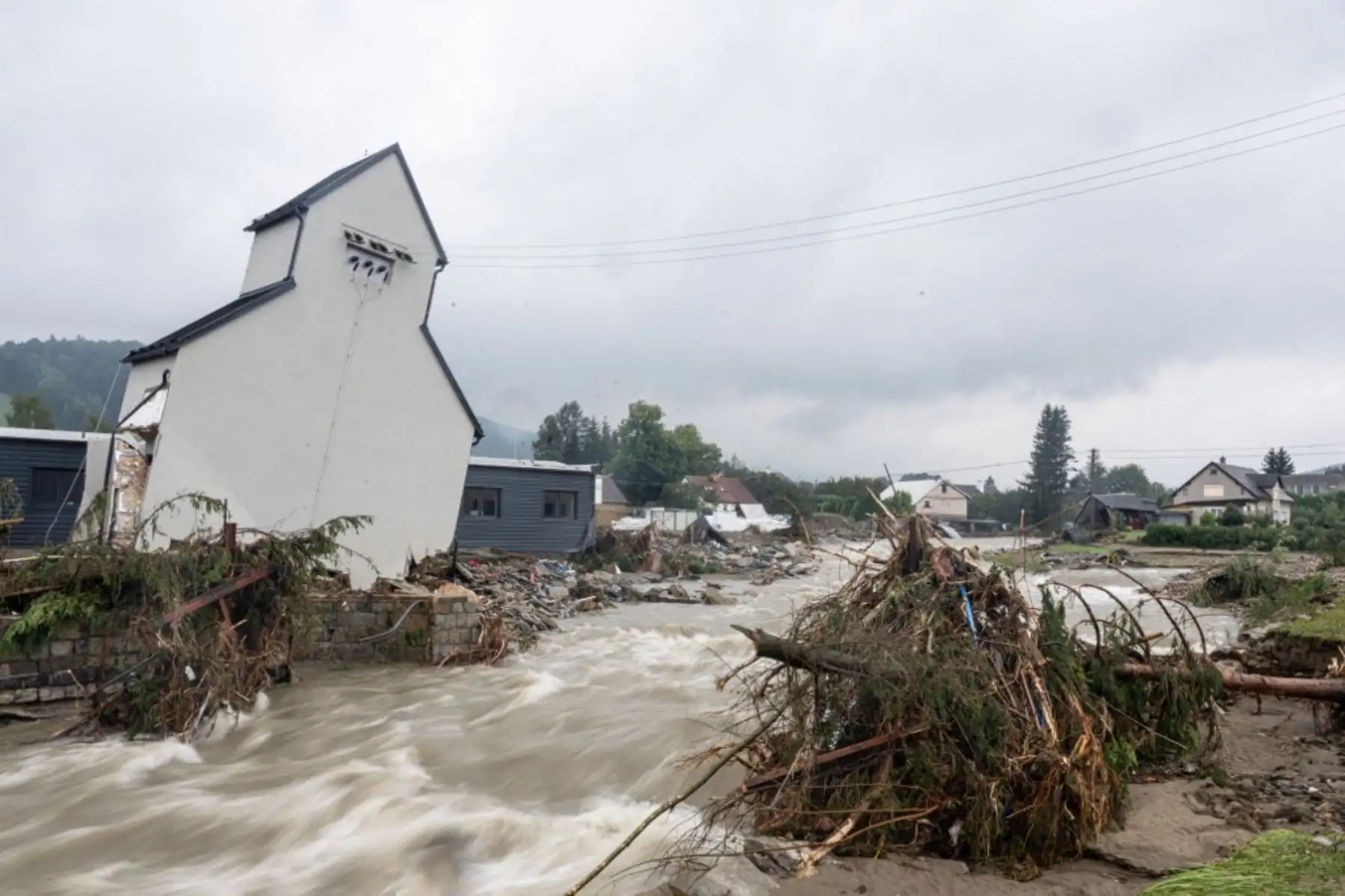 Casas dañadas por las inundaciones del crecido arroyo Bela, en la República Checa. El número de muertos ha aumentado a 11 en la poderosa tormenta que desató inundaciones en Europa oriental y central, dijeron las autoridades. Foto: AFP