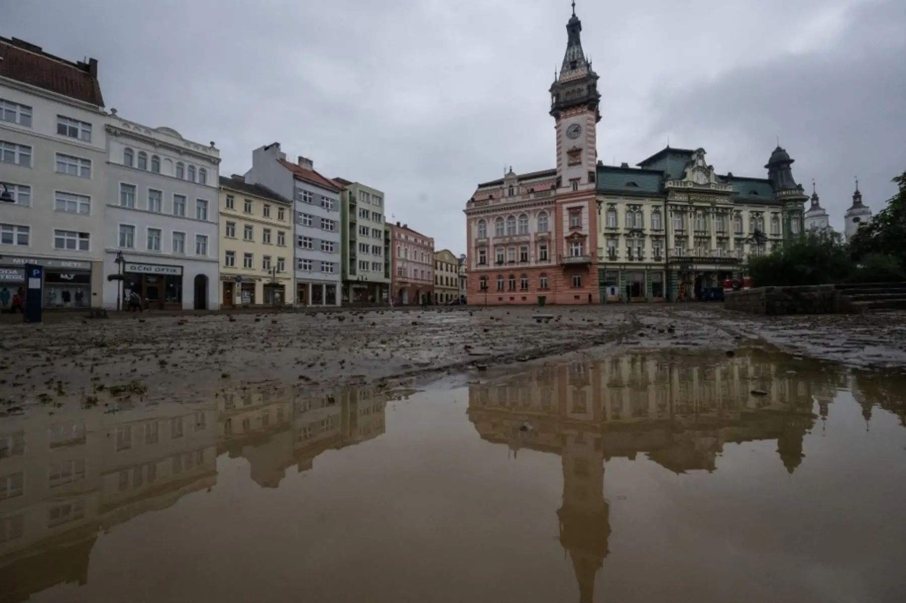 Esta foto tomada el 16 de septiembre de 2024 en Krnov, República Checa, muestra la plaza principal de la ciudad cubierta de barro y charcos después de que fuera inundada por el río Opava. Una persona murió y siete desaparecieron en la República Checa después de las inundaciones provocadas por la tormenta Boris, dijo la policía checa. Foto: AFP