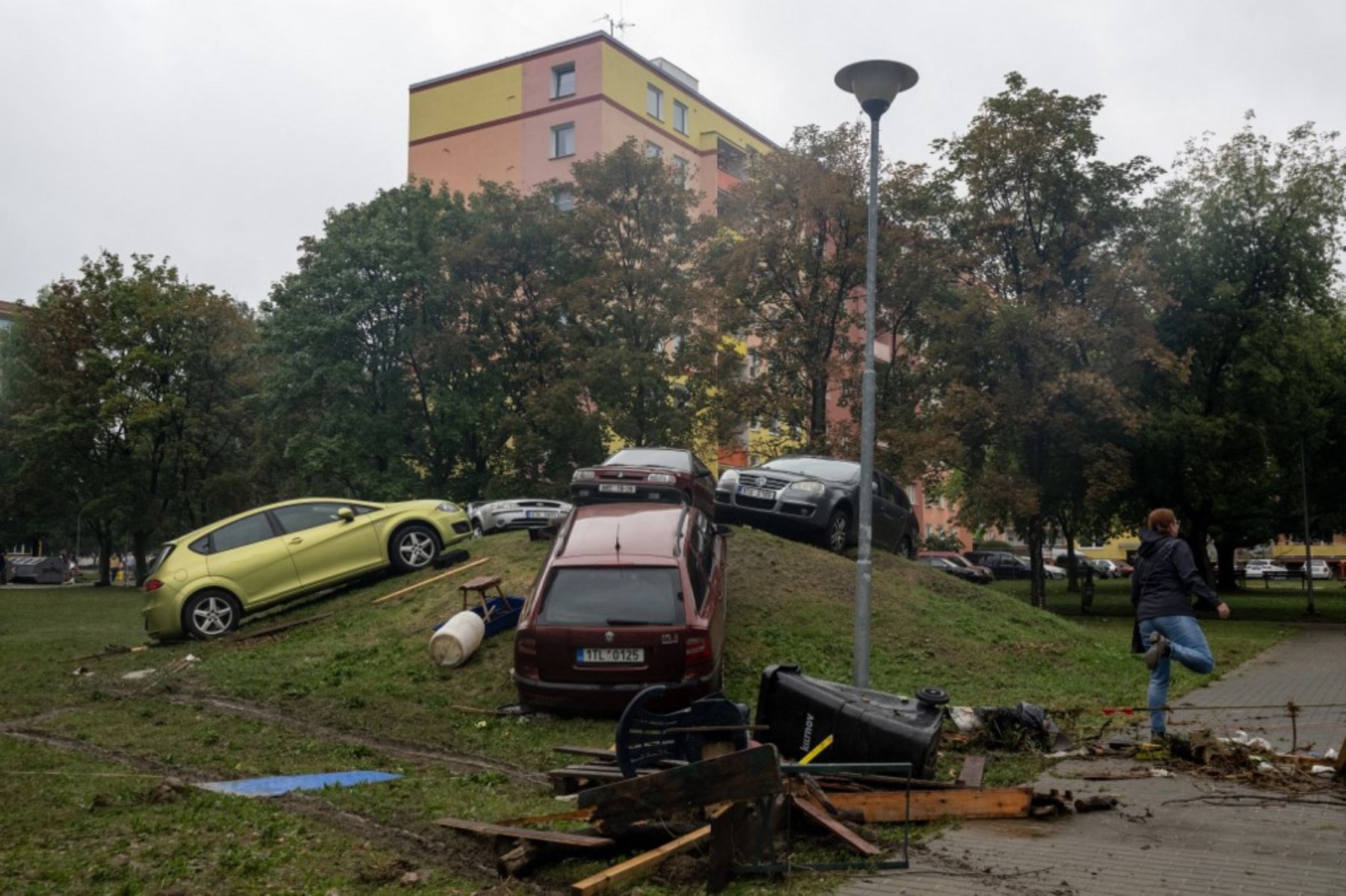 Los coches están estacionados en una pequeña colina para salvarlos de las inundaciones en un edificio residencial en Krnov, República Checa, el 16 de septiembre de 2024. Foto: AFP