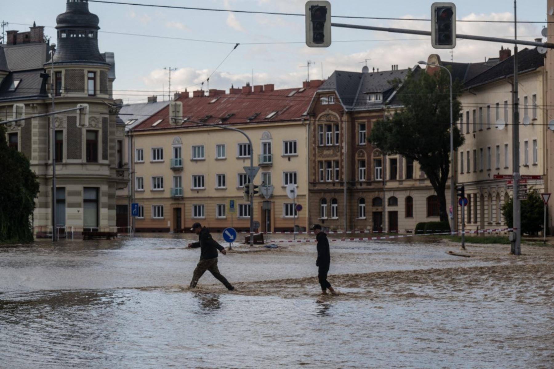 La gente camina por una calle inundada en Opava, República Checa, el 15 de septiembre de 2024. Una persona se ahogó en Polonia y un bombero austriaco murió respondiendo a las inundaciones, dijeron las autoridades, mientras la tormenta Boris azotaba Europa central y oriental con lluvias torrenciales. Foto: AFP