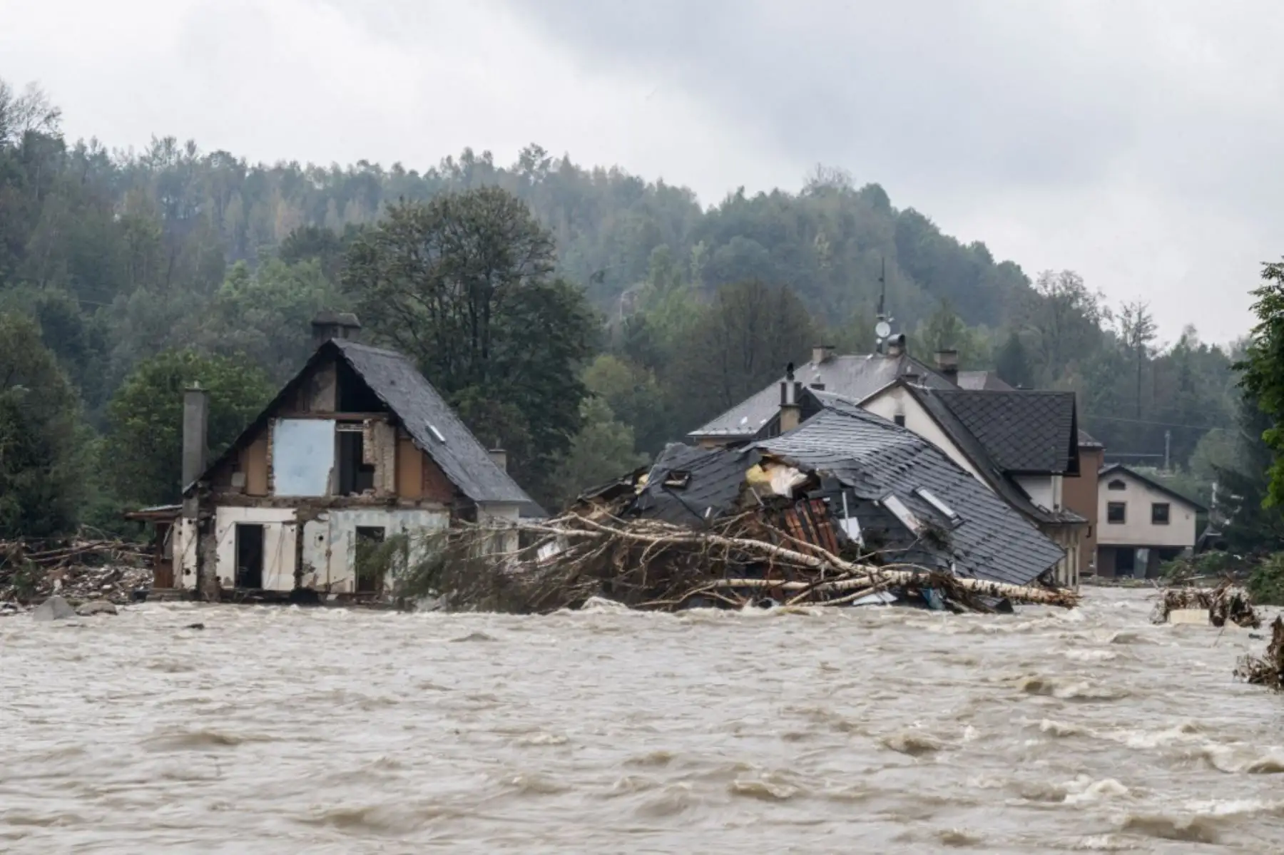 Casas dañadas por las inundaciones del crecido arroyo Bela, en la República Checa. El número de muertos ha aumentado a 11 en la poderosa tormenta que desató inundaciones en Europa oriental y central, dijeron las autoridades. Foto: AFP