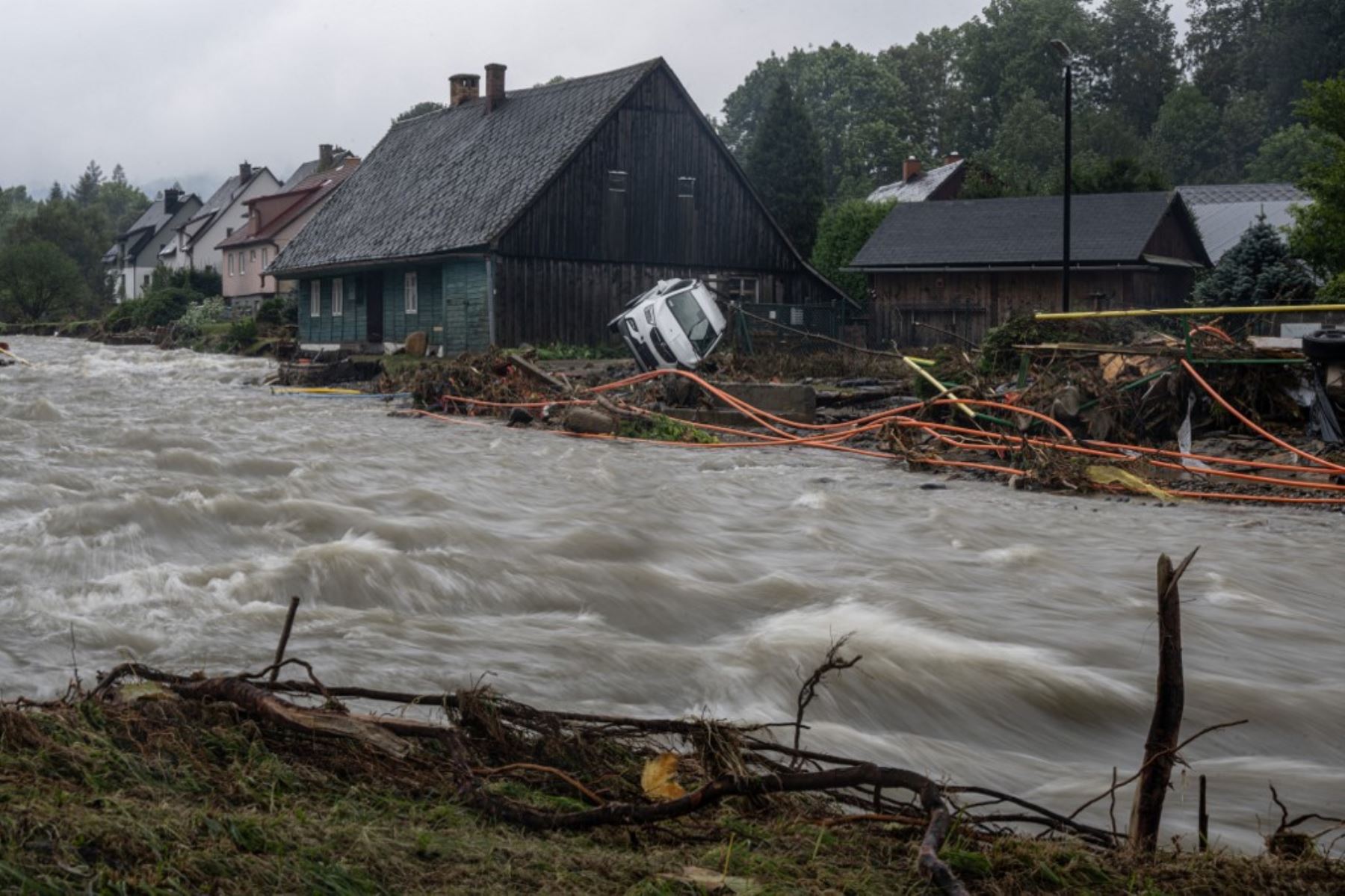 Un coche averiado a orillas del crecido arroyo de Bela, en la República Checa. El número de muertos ha aumentado a 11 por la potente tormenta que desató inundaciones en Europa oriental y central, dijeron las autoridades. Foto: AFP