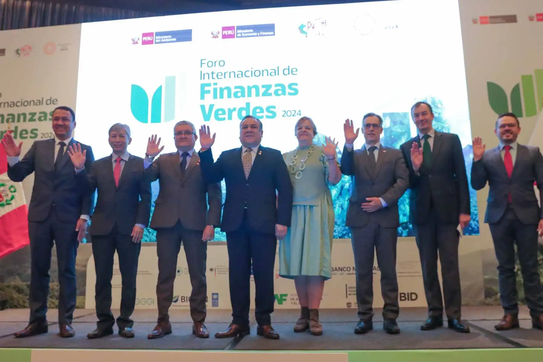 Se inauguró el Primer Foro Internacional de Finanzas Verdes. En el acto inaugural estuvieron presentes el presidente del Consejo de Ministros, Gustavo Adrianzén, el ministro del Ambiente, Juan Carlos Castro, y el ministro de Economía y Finanzas, José Arista. Foto: ANDINA / Lino Chipana