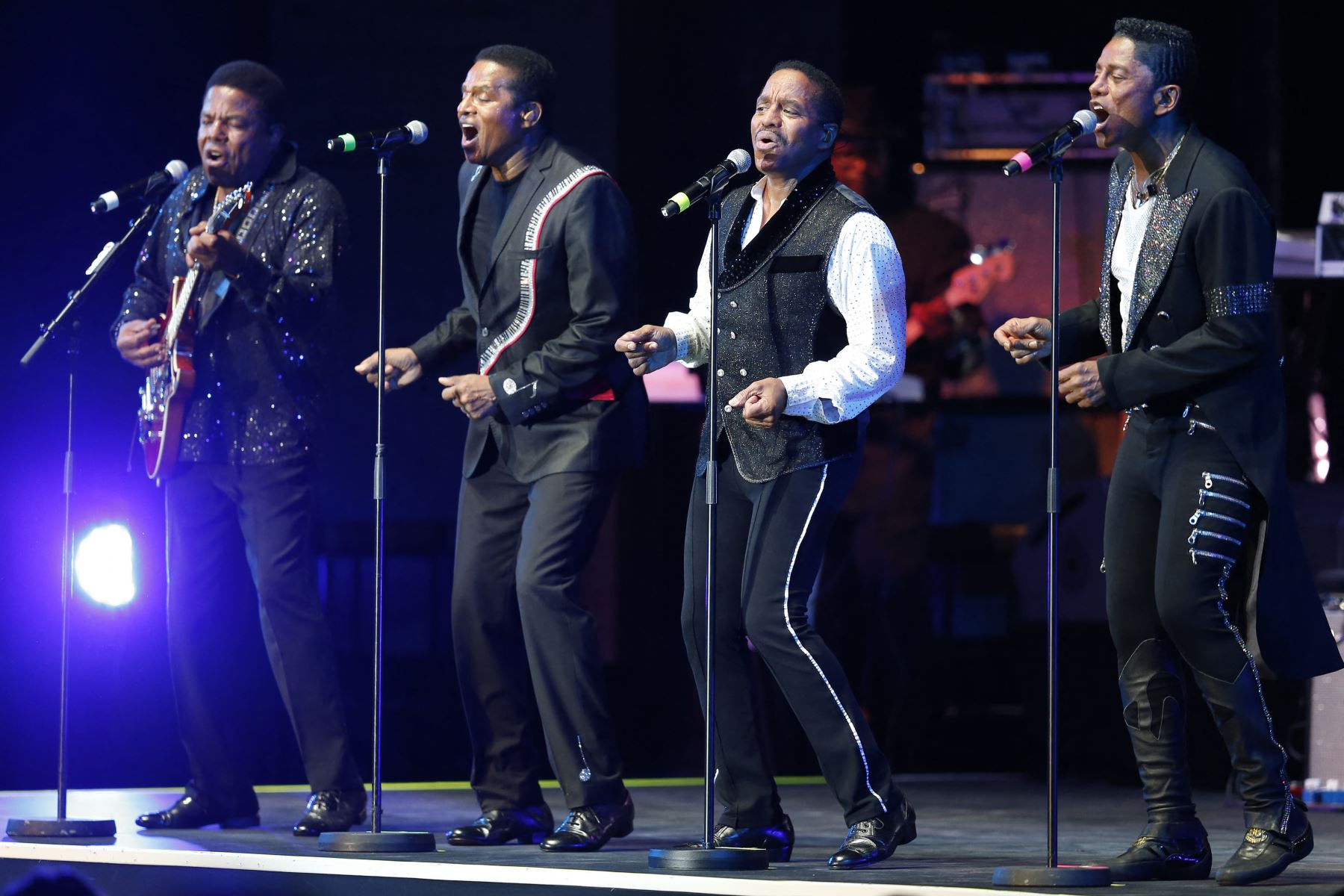 Tito, Jackie, Marlon y Jermaine Jackson, ex integrantes del conjunto musical Jackson 5, en una presentación en vivo durante el Festival de Verano de Montecarlo en Mónaco el 24 de julio de 2014. Foto: AFP