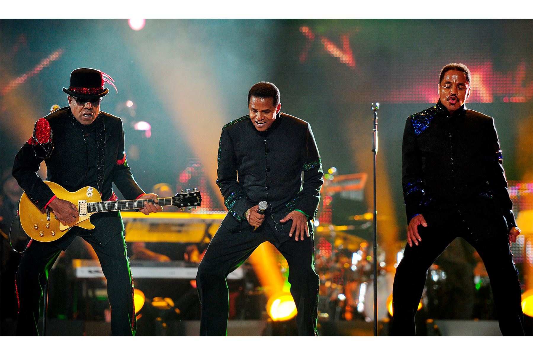 Tito, Jackie y Marlon Jackson, ex integrantes del conjunto musical Jackson 5, actúan durante el concierto 