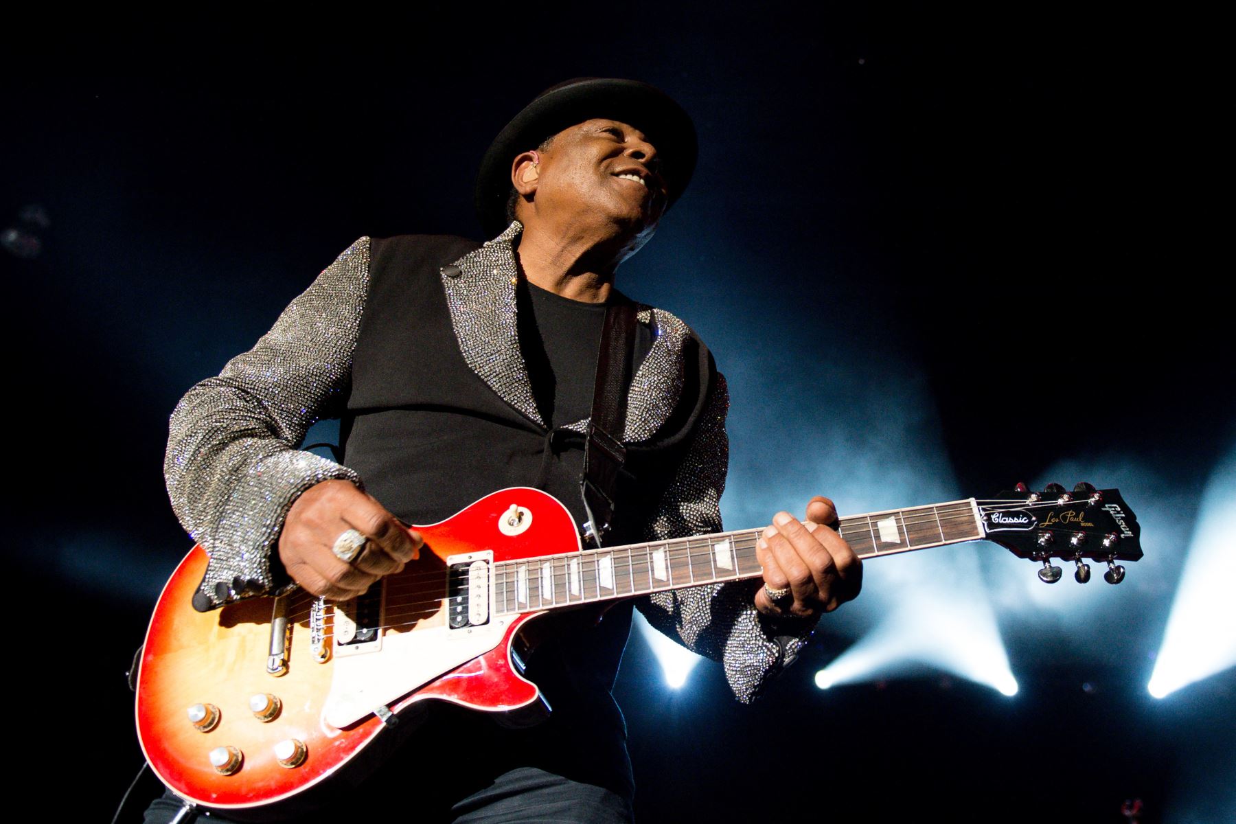 Tito Jackson, ex integrante de los Jackson 5 y hermano del fallecido cantante Michael Jackson, se presenta en el escenario del Anfiteatro Wolf Creek el 7 de septiembre de 2019 en Atlanta, Georgia. Foto: AFP