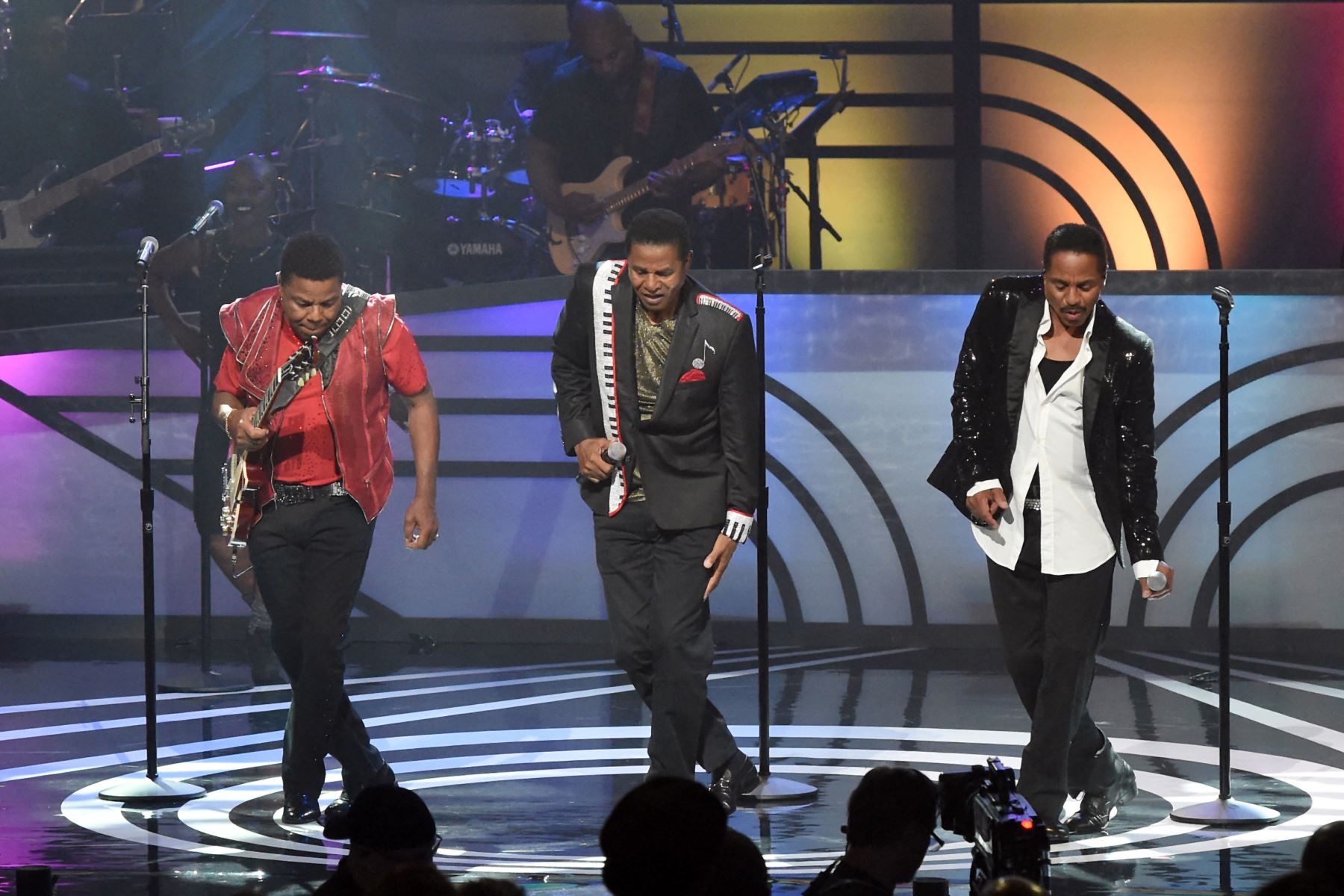 Los hermanos Tito, Jackie y Marlon Jackson, ex integrantes de los Jackson 5, se presentan en el escenario de los Black Music Honors 2017 en el Tennessee Performing Arts Center el 18 de agosto de 2017 en Nashville, Tennessee, EE.UU. Foto: AFP