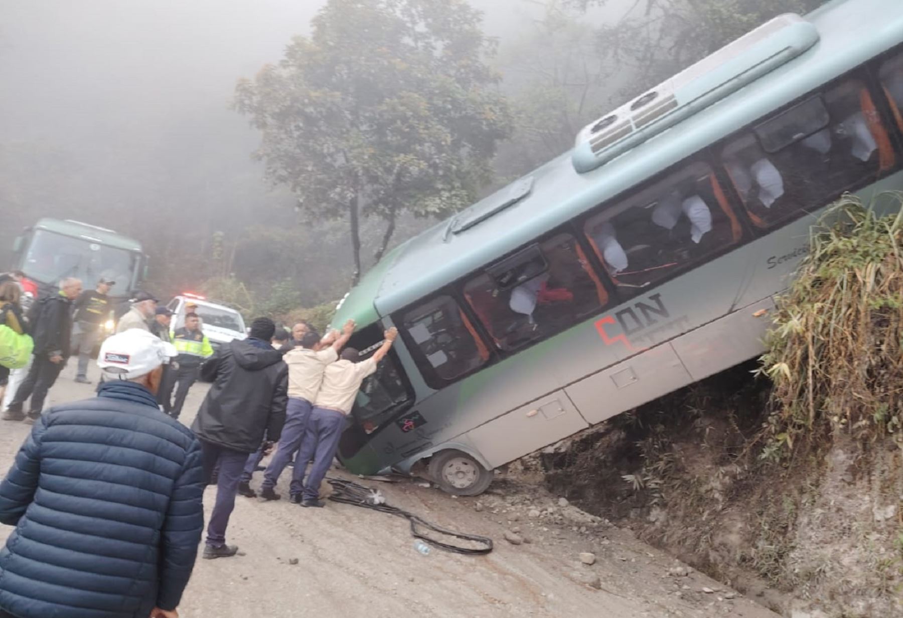 Al menos 10 personas han resultado heridas luego que un bus de transporte turístico sufriera un despiste y vuelco cuando retornaba de la ciudadela de Machu Picchu. ANDINA/Difusión