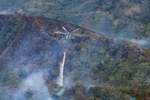 Presidenta Dina Boluarte sobrevuela  zonas afectadas por los incendios forestales en la región Amazonas