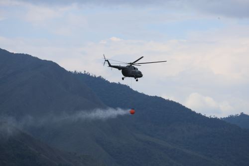 Helicópteros de las Fuerzas Armadas participan activamente en la lucha contra los incendios forestales en la región Amazonas. Foto: ANDINA/Prensa Presidencia