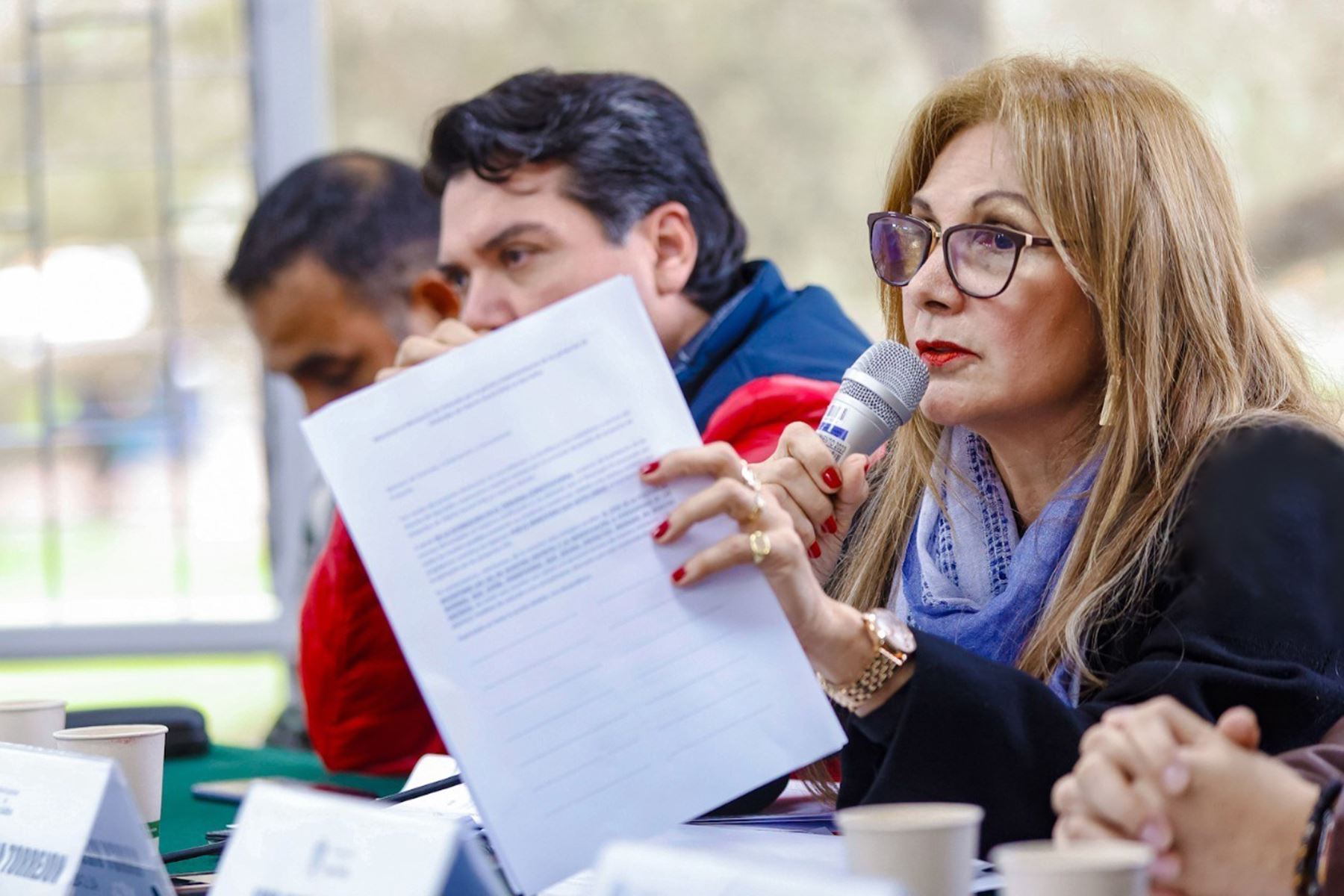 La alcaldesa de San Isidro, Nancy Vizurraga, acordó con los residentes presentar ante el Ministerio de Vivienda, Construcción y Saneamiento un memorial con sus firmas. ANDINA/ Municipalidad de San Isidro.