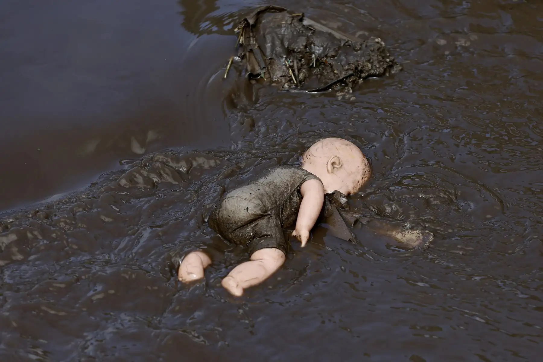 Una muñeca de plástico se encuentra boca abajo en el barro en la aldea de Pechea, afectada por las inundaciones, cerca de la ciudad de Galati, Rumania. La devastadora tormenta Boris dejó al menos una quincena de muertos, graves inundaciones y daños materiales aún difíciles de cuantificar en cinco países de Europa central y oriental, según los balances divulgados este lunes. Foto: EFE