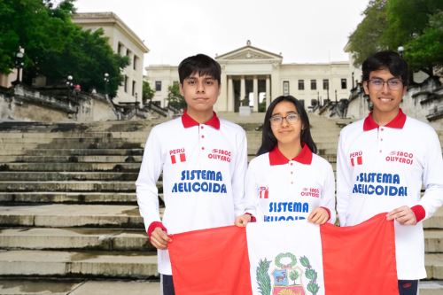 La delegación peruana estuvo conformada por Ángela Escalante y Francisco Díaz, quienes obtuvieron la medalla de plata, y Leandro Muñoz, quien recibió la medalla de bronce, todos ellos estudiantes del Colegio Saco Oliveros. ANDINA/ Saco Oliveros.