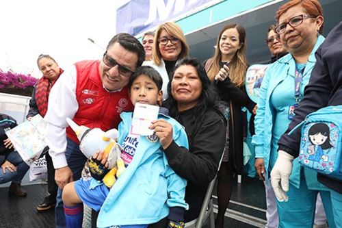 El ministro de Salud, César Vásquez Sánchez, lideró el lanzamiento oficial del barrido y exhortó a los padres a firmar el consentimiento informado para que sus hijos sean vacunados durante su jornada escolar. ANDINA/ Minsa.