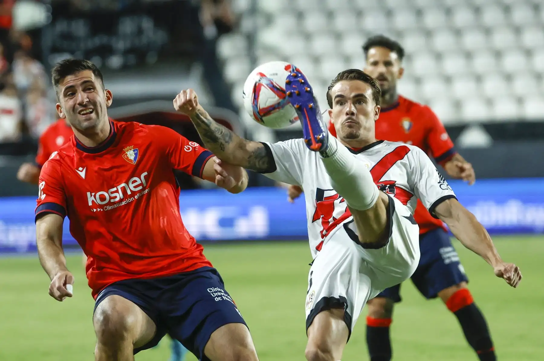 Osasuna, sin su habitual delantero titular, el croata Ante Budimir, que vino con molestias de atender los compromisos con su selección, encontró un recambio perfecto en Raúl García de Haro, que no desaprovechó la oportunidad y, a los 27 minutos, adelantó a su equipo. Lo hizo al recoger un balón aéreo mal despejado por Abdul Mumin, se marchó de Oscar Valentín y, desde la frontal, lanzó un disparo que no acertó a despejar Augusto Batalla. Foto: EFE