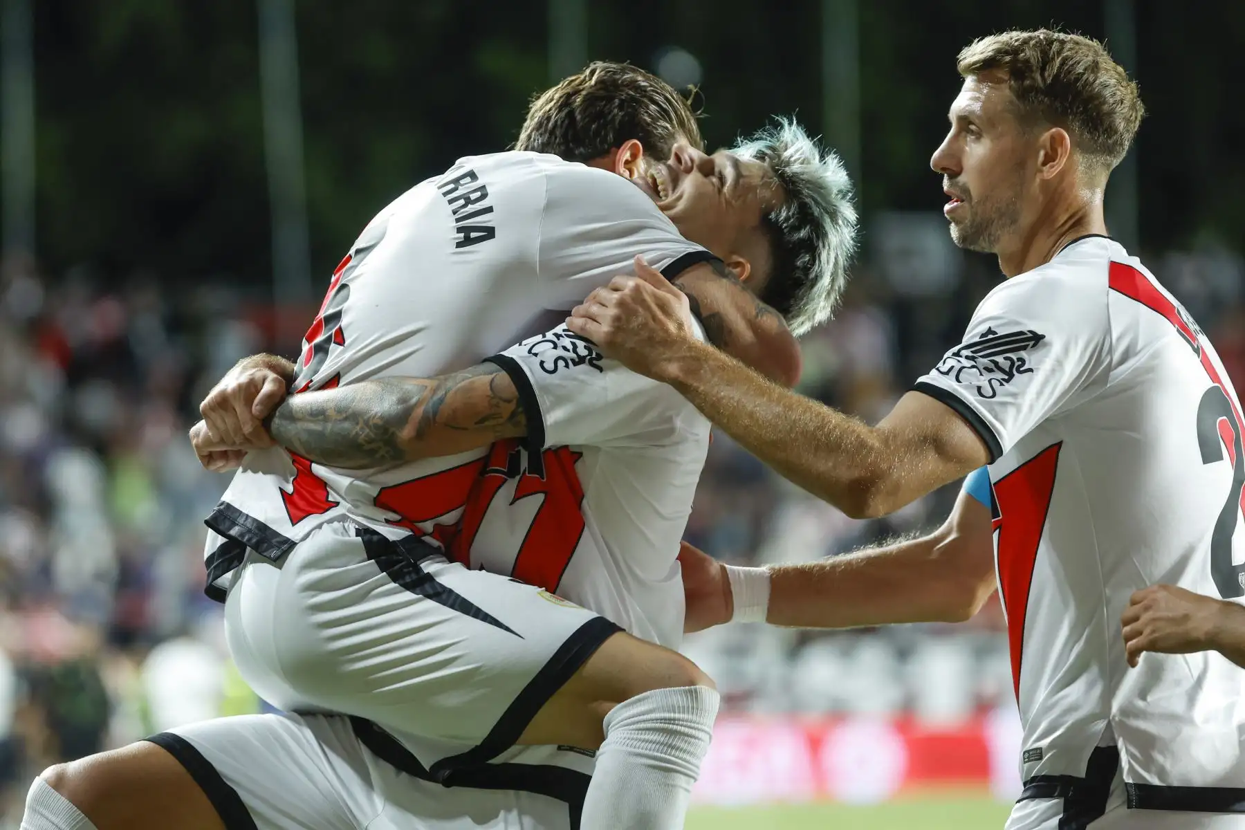 El gol fue un jarro de agua fría para el Rayo, que no supo reaccionar al golpe recibido, mientras que Osasuna, bien plantado sobre el césped, se limitó a tratar de no cometer errores en la conducción y hacer daño al equipo madrileño en acciones rápidas. Foto: EFE