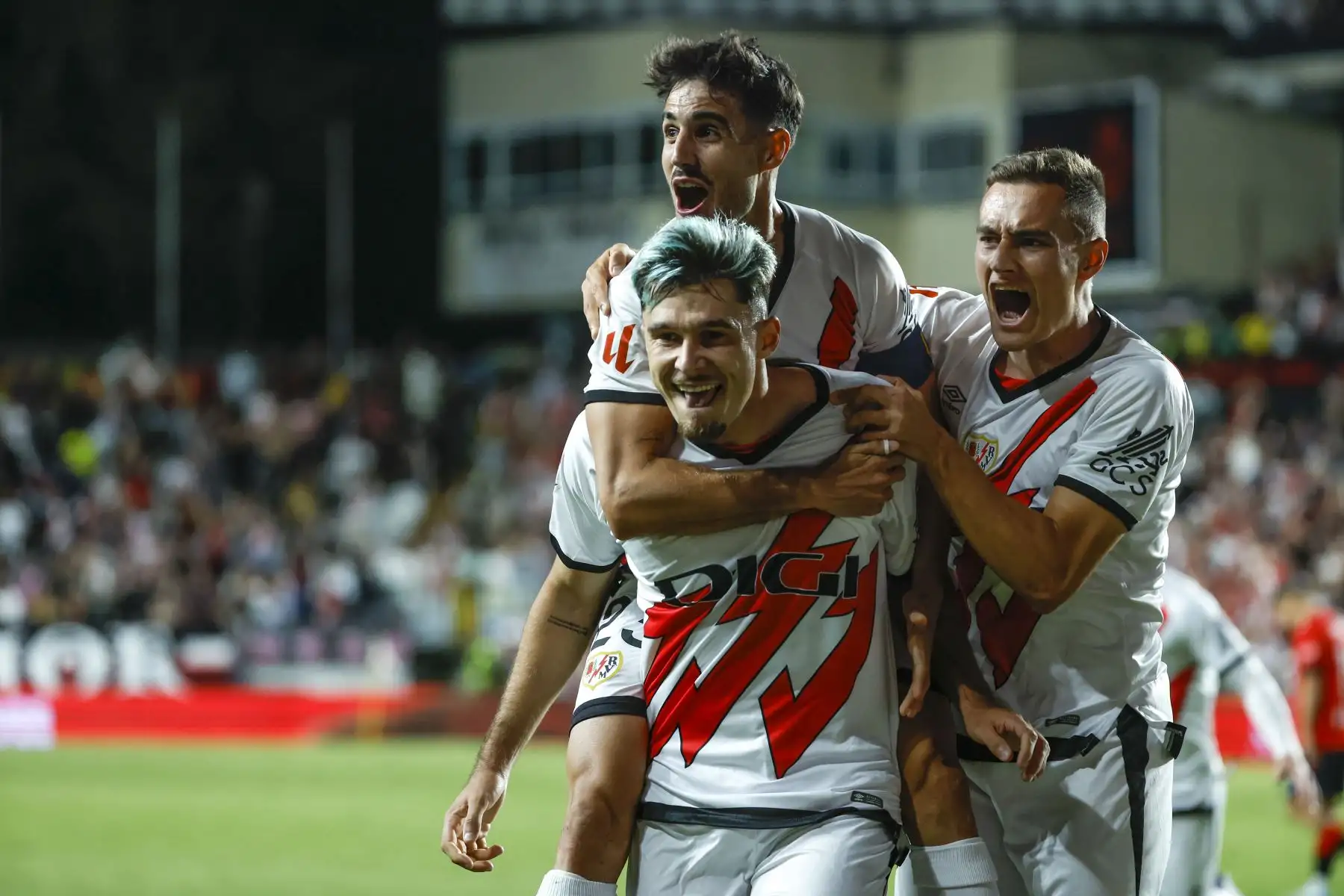 El delirio se produjo a los 86 minutos, cuando James Rodríguez, con el diez a la espalda, entró al césped ante cientos de personas inmortalizando el momento con sus teléfonos móviles. El colombiano saltó con muchas ganas y dejó algunos destellos de su calidad en un par de acciones, aunque casi sin tiempo su presencia sobre el césped pasó casi desapercibida. Foto: EFE